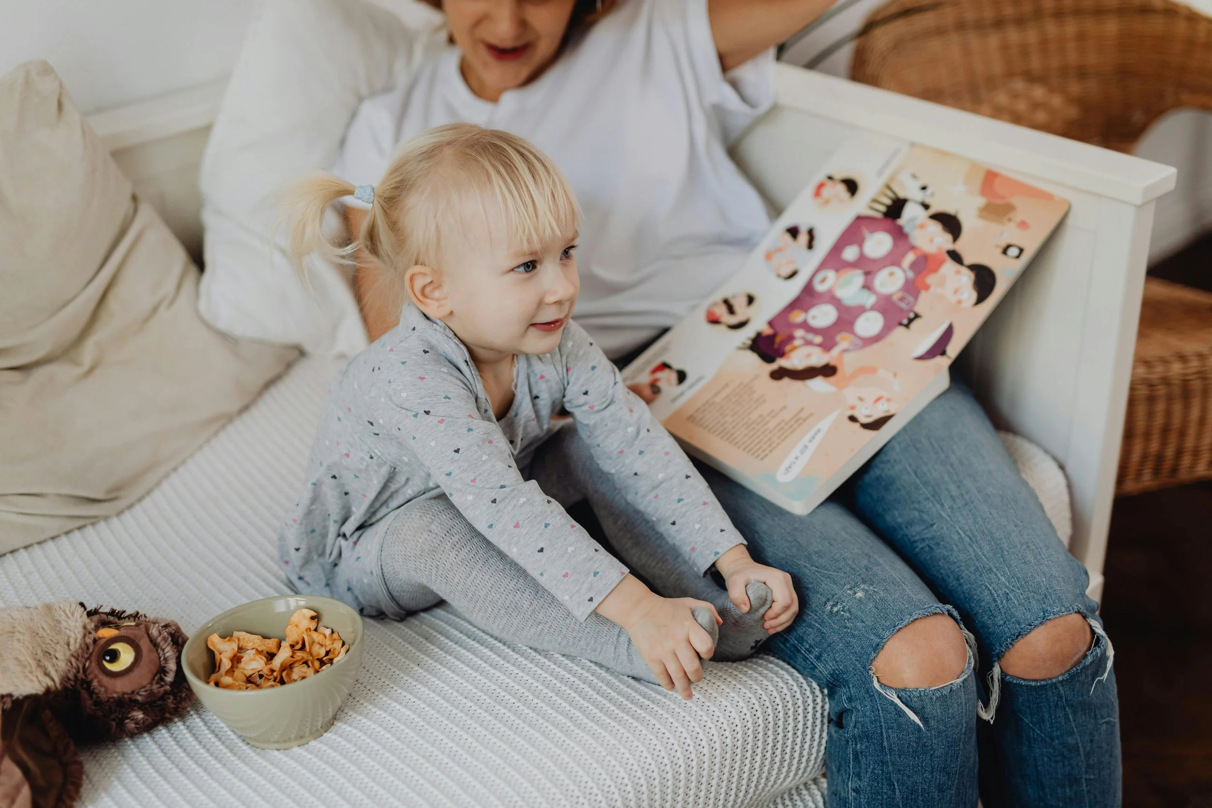 Polska niania opiekująca się dzieckiem w domu w Londynie
