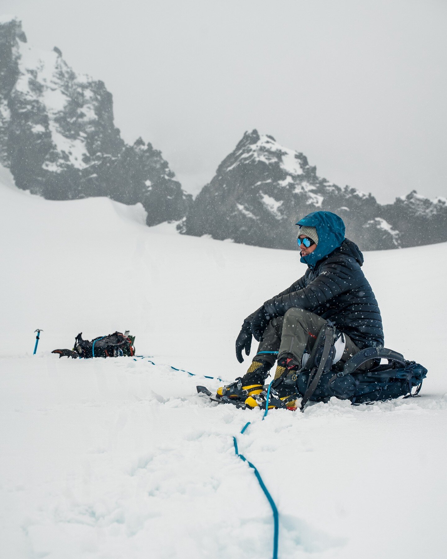 Just a casual break while avoiding crevasses on the Coleman glacier
.
.
.
#alpinism #northcascades #mountaineering #alpineclimbing #mountainlovers #sonyalpha #pnwoutsiders #visitthepnw