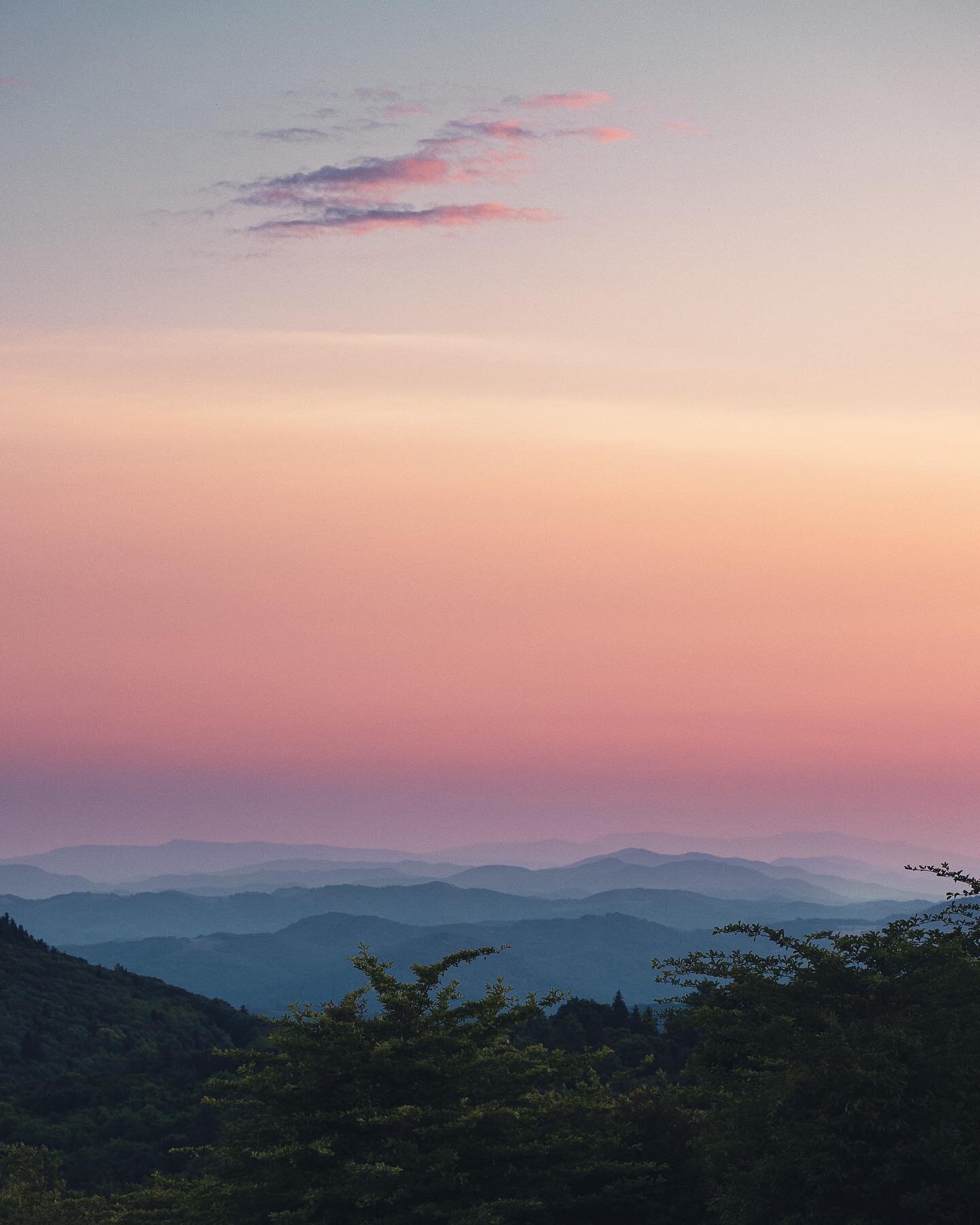 I&rsquo;ve taken advantage of being in NC this summer by going on A LOT of backpacking trips. Take a look at this sunset and you&rsquo;ll know why 😍🏔🌄
.
.
#beautyinthemundane #creativehub #sonyshooter #middleofnowhere #alltrails #hikemore #getouta