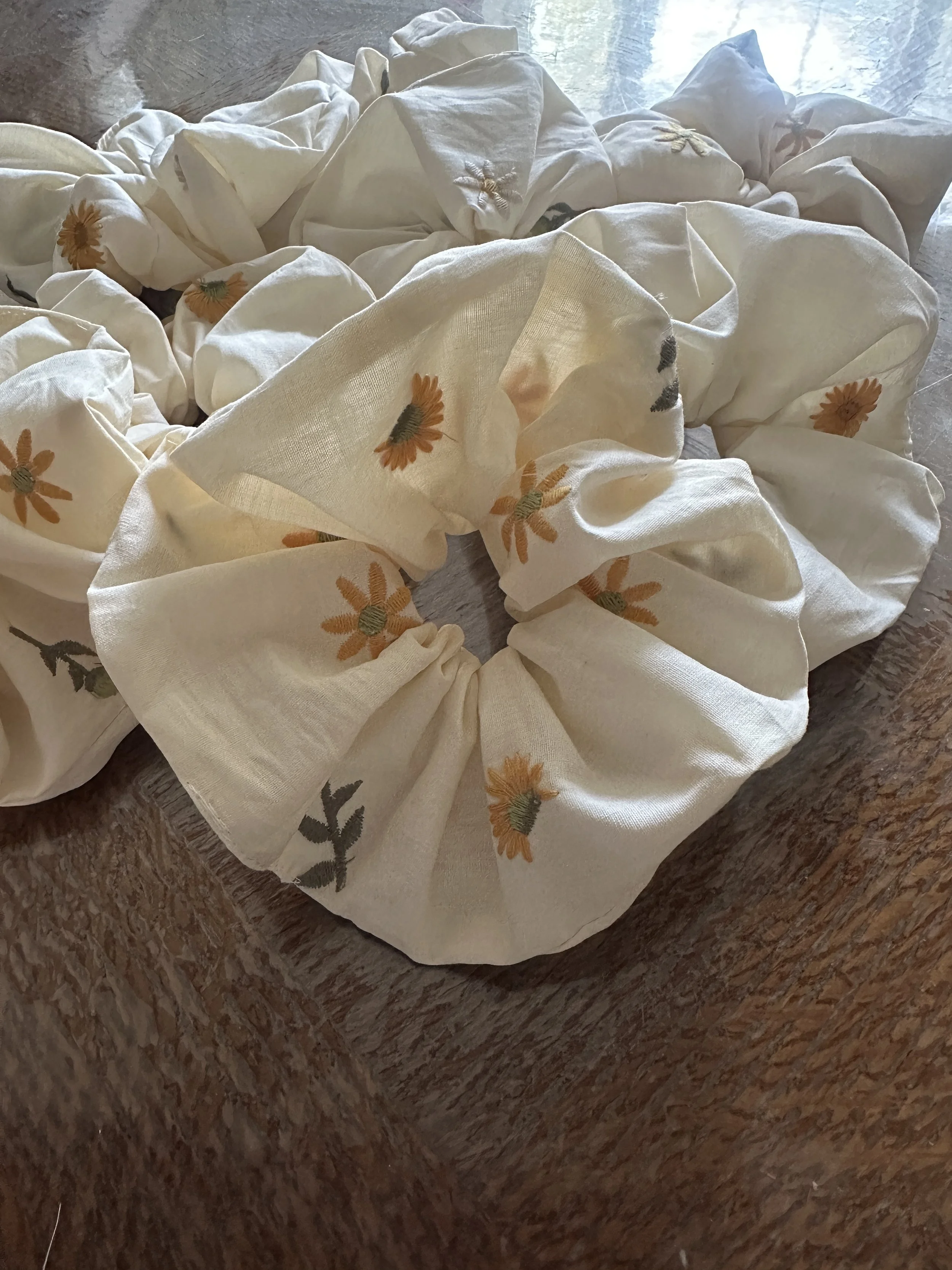 Scrunchie – Dandelion & Daisy Embroidery