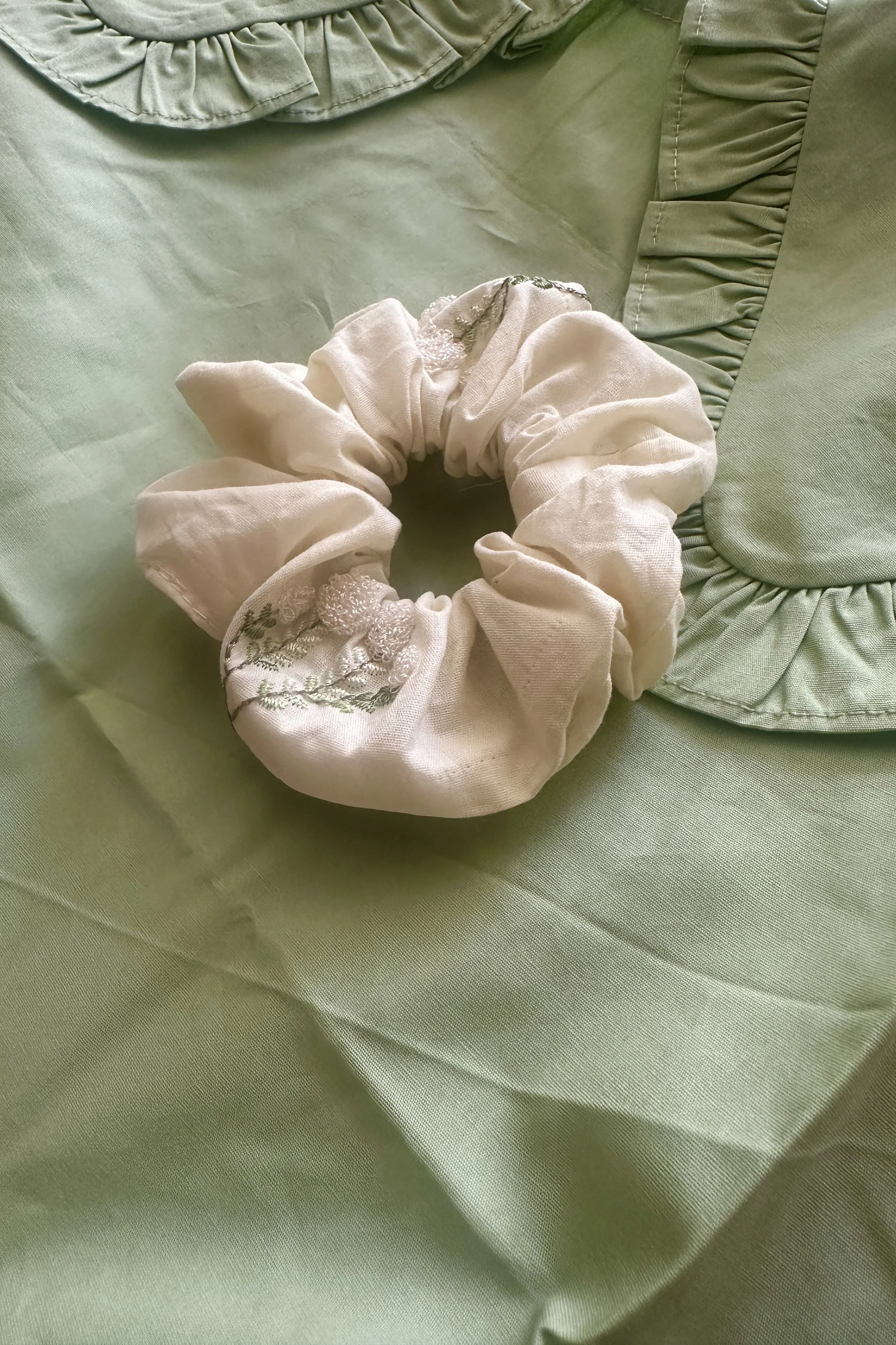 Scrunchie – Lace Flowers Embroidery