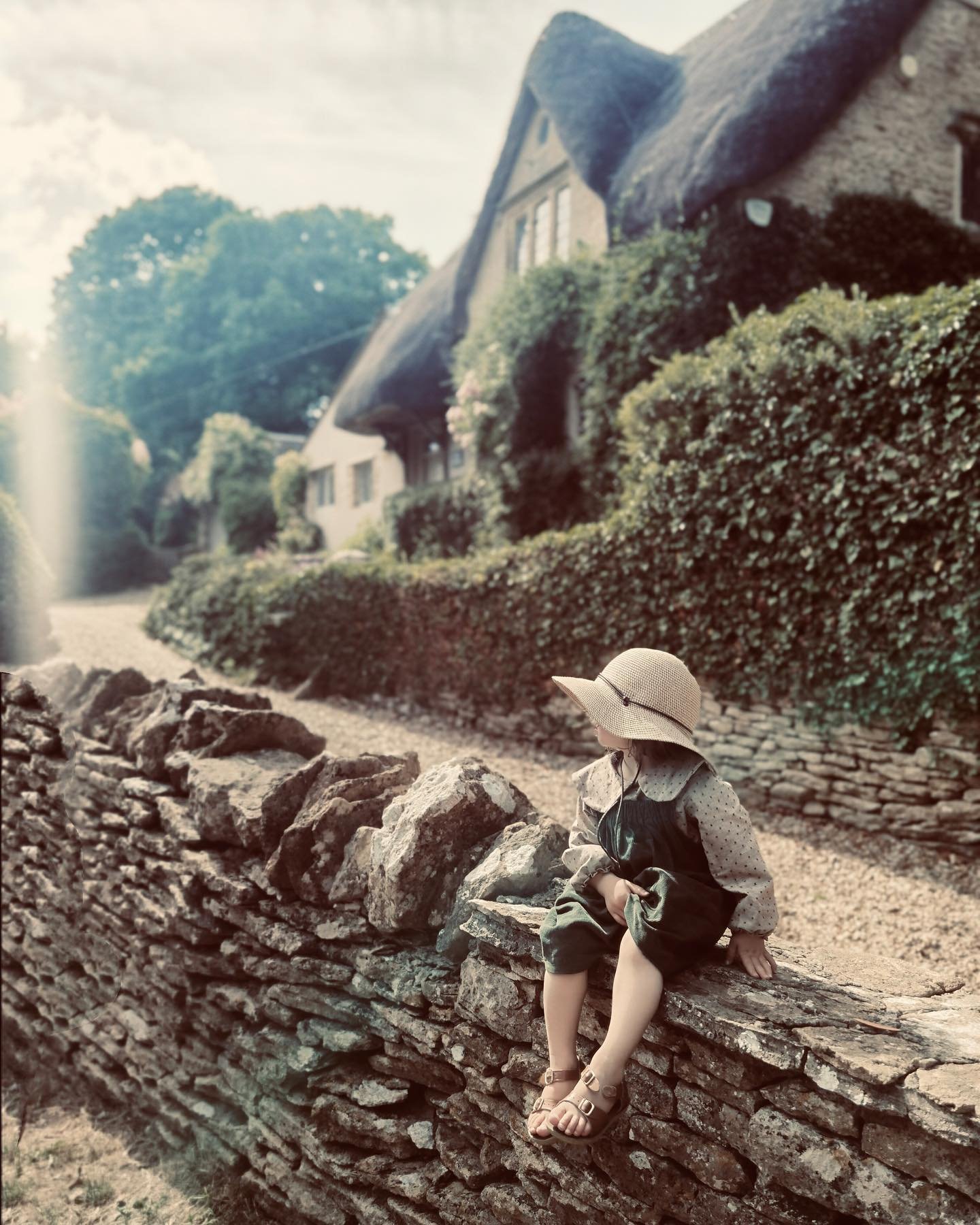 A quaint and charming getaway #castlecombe And...of course we all ended up putting our feet in the little stream💦
.
Hope you are having a nice Sunday 🌞
.
.
P.S. styling tip @house_of_dungarees 
💦Peter Pan blouse with weaved dots
💦Corduroy short d