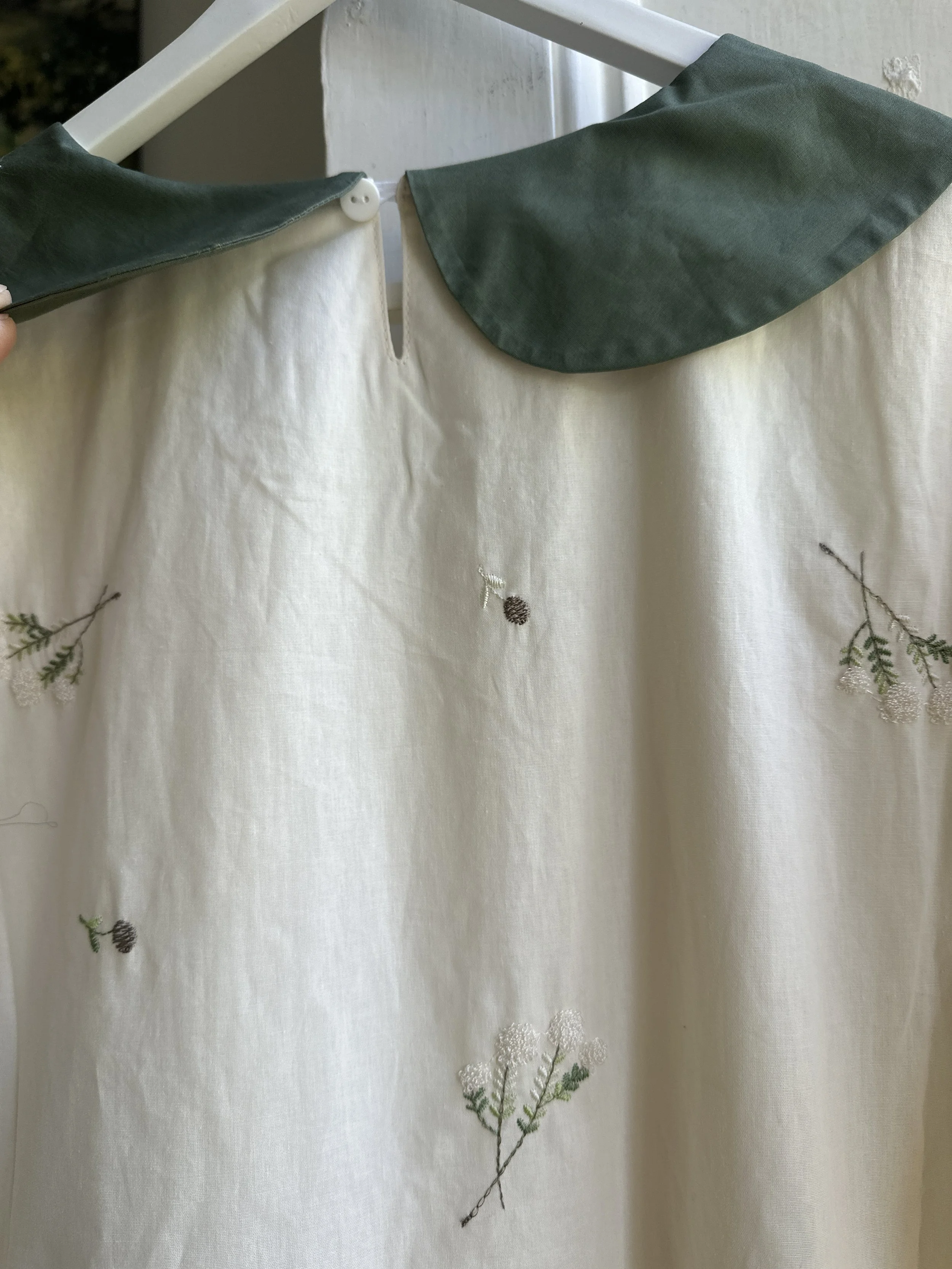 close up back button hanging Peter Pan collar maxi summer dress lace flowers embroidery