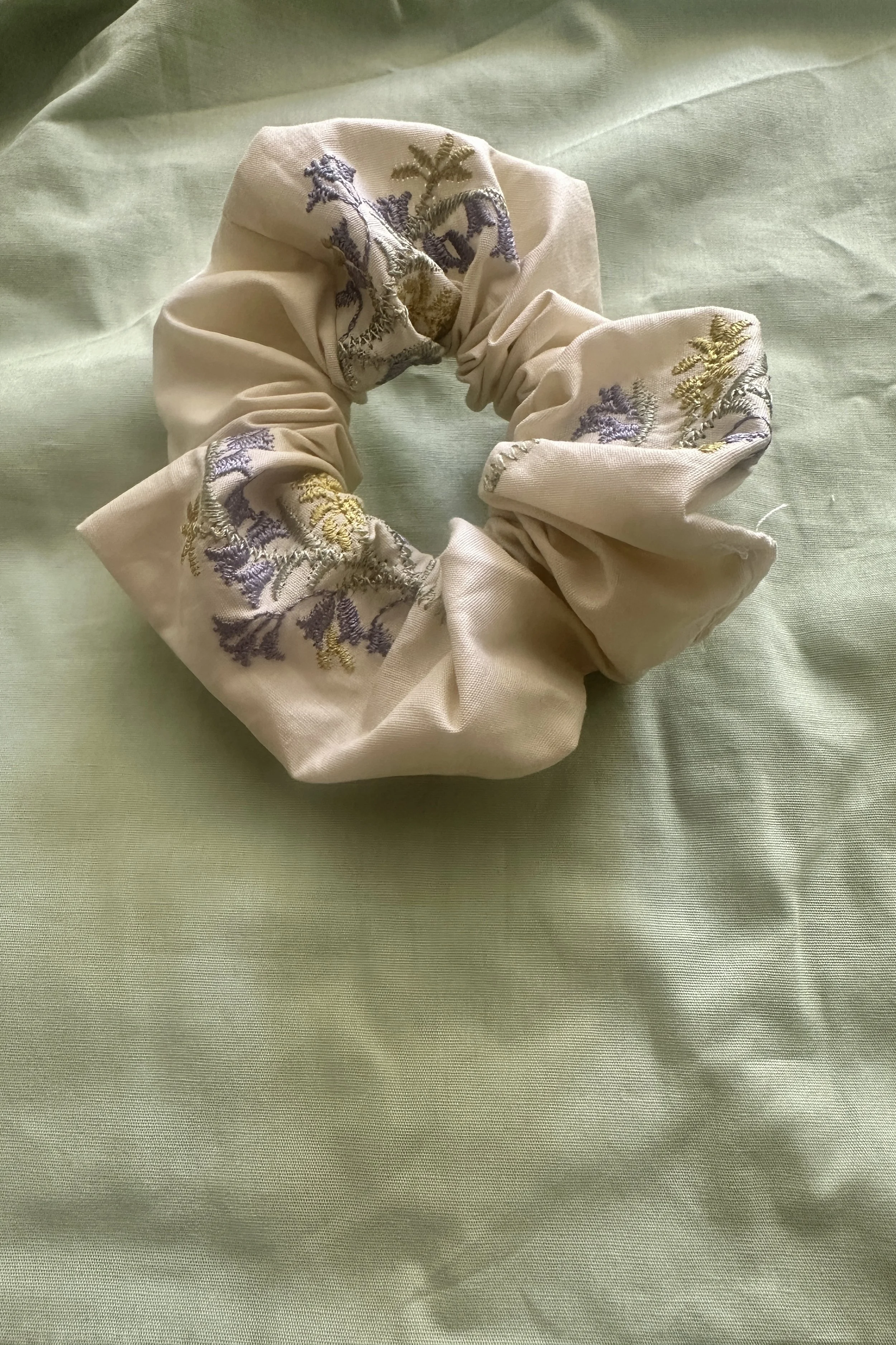 Scrunchie – Bluebell Embroidery