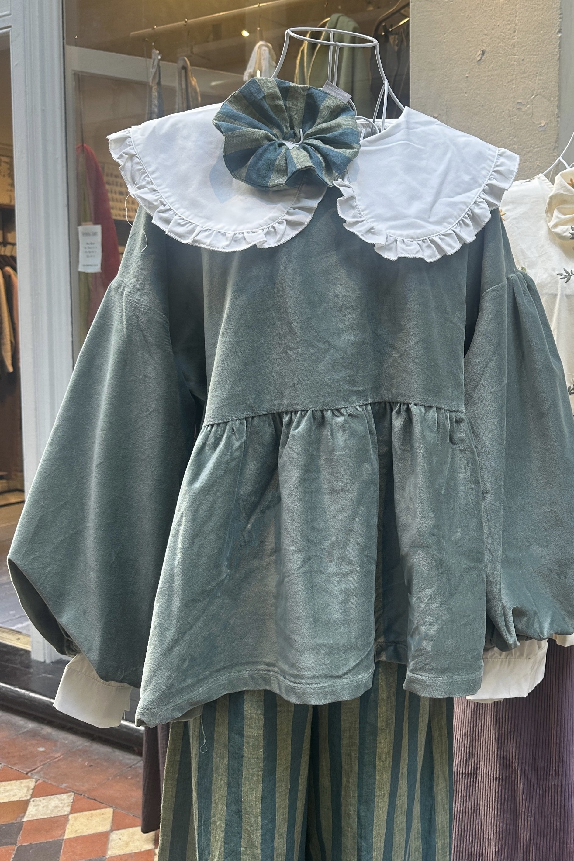 hanging duck egg green-grey velvet Top, Featuring a relaxed fit, balloon sleeves, layered with big collar blouse