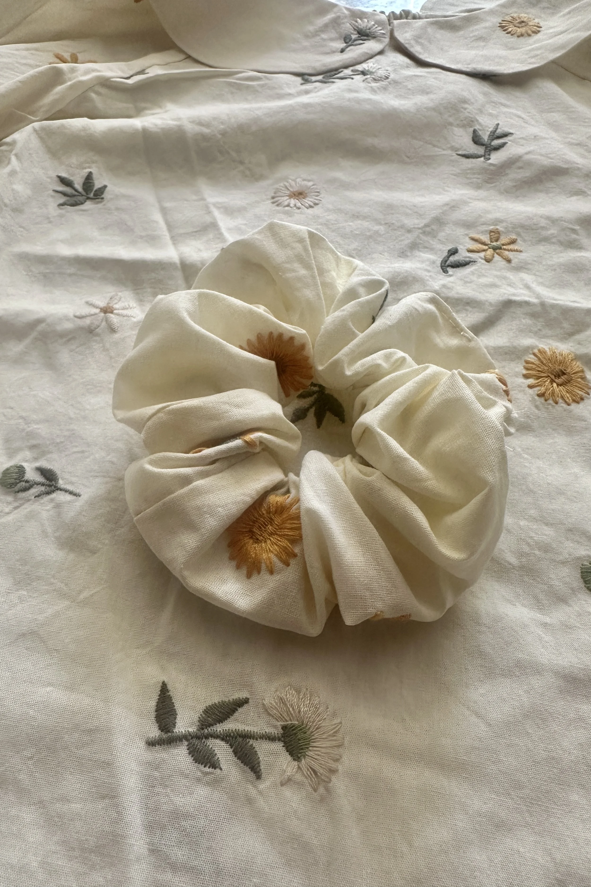 Scrunchie – Dandelion & Daisy Embroidery