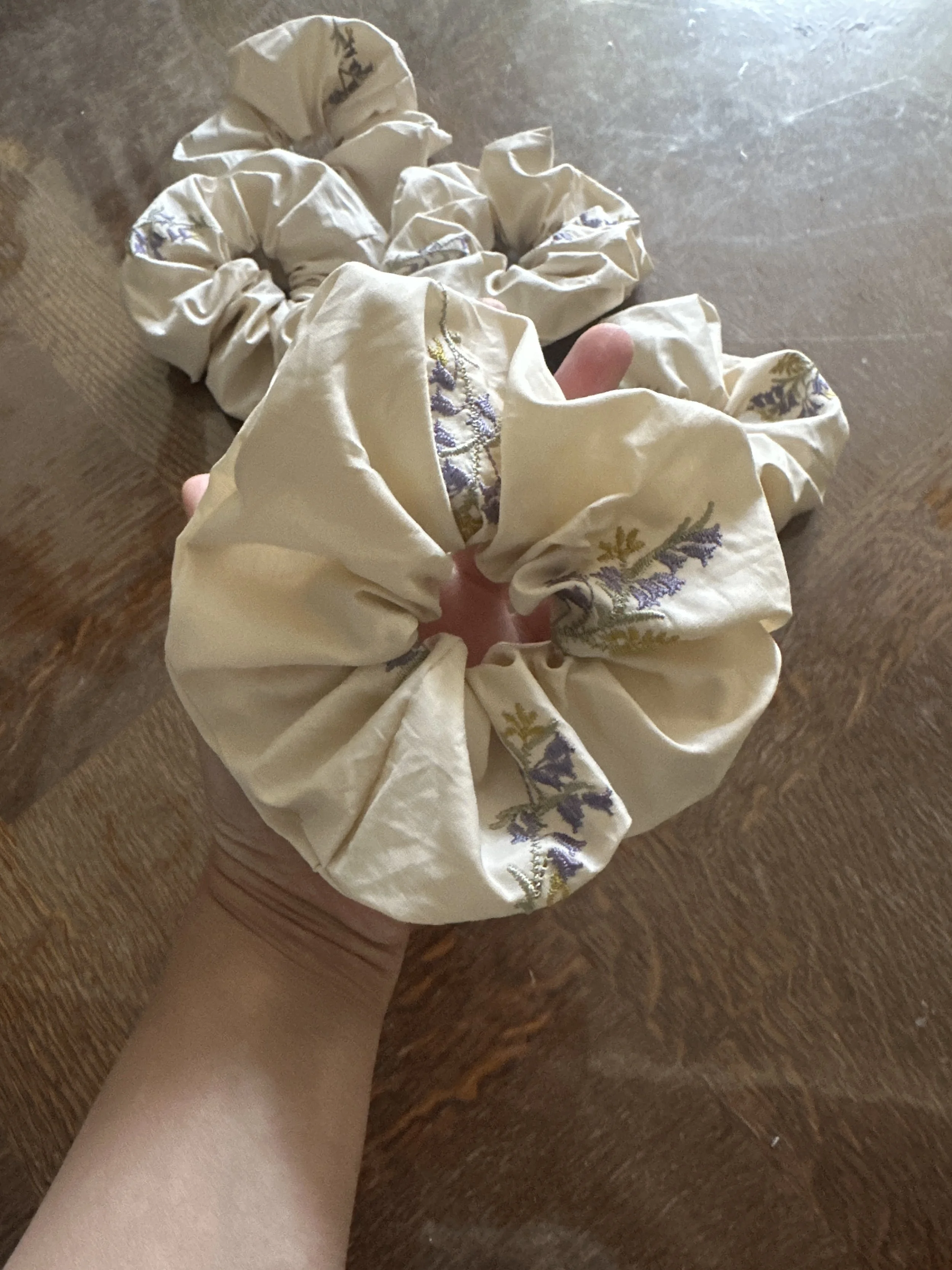 Scrunchie – Bluebell Embroidery