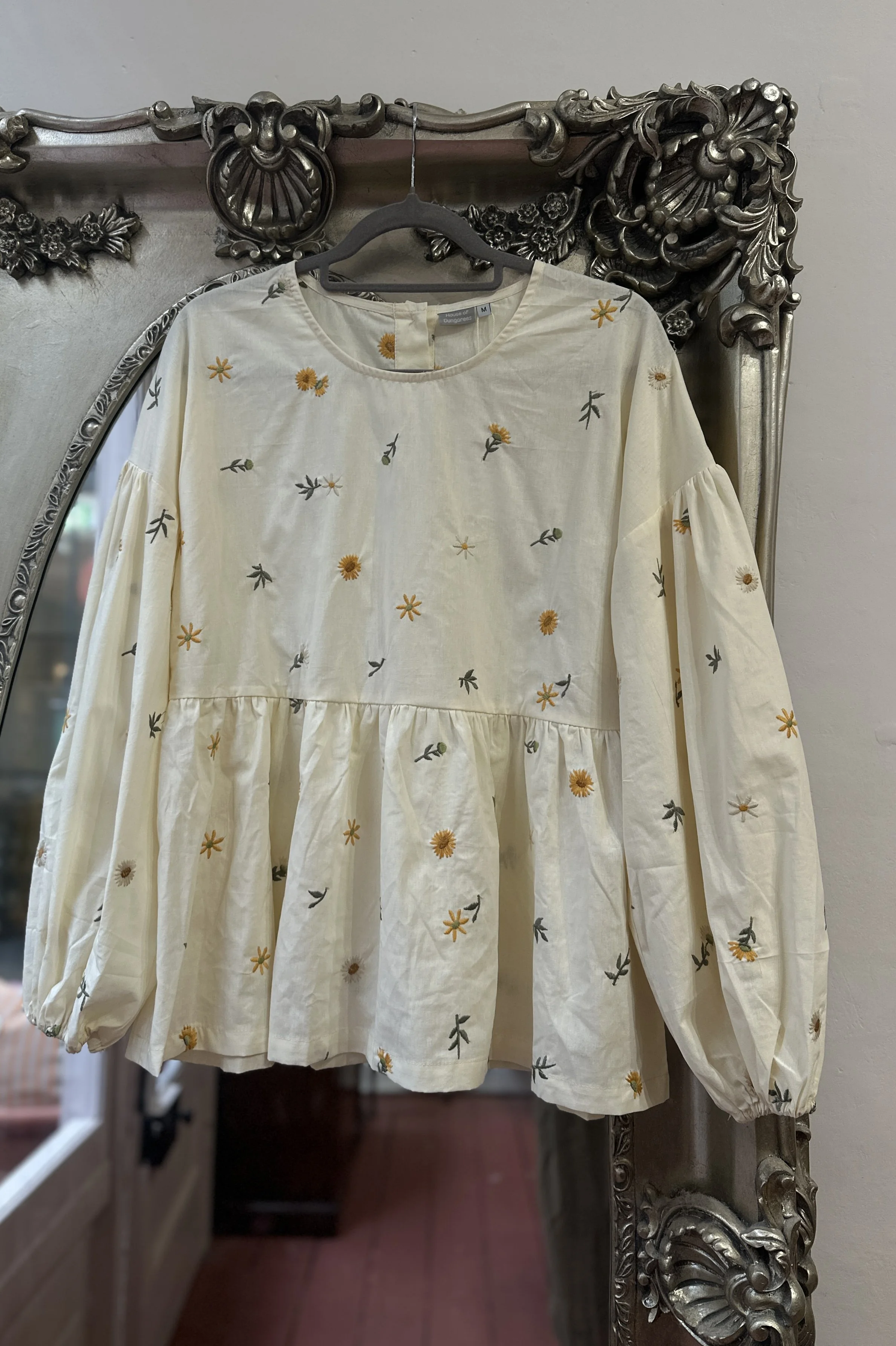 hanging adult embroidered dandelions Top, Featuring a relaxed fit, balloon sleeves,