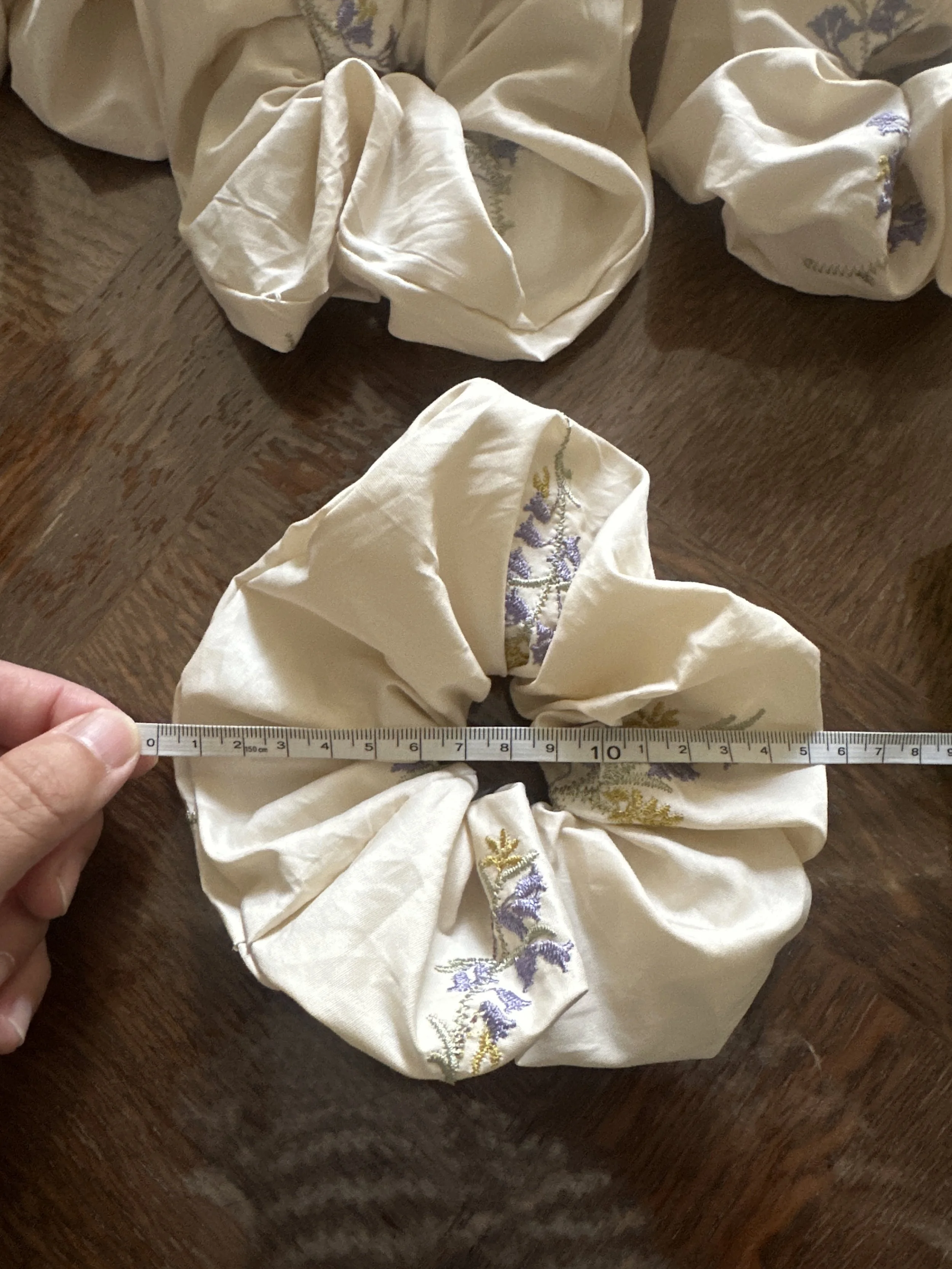 Scrunchie – Bluebell Embroidery