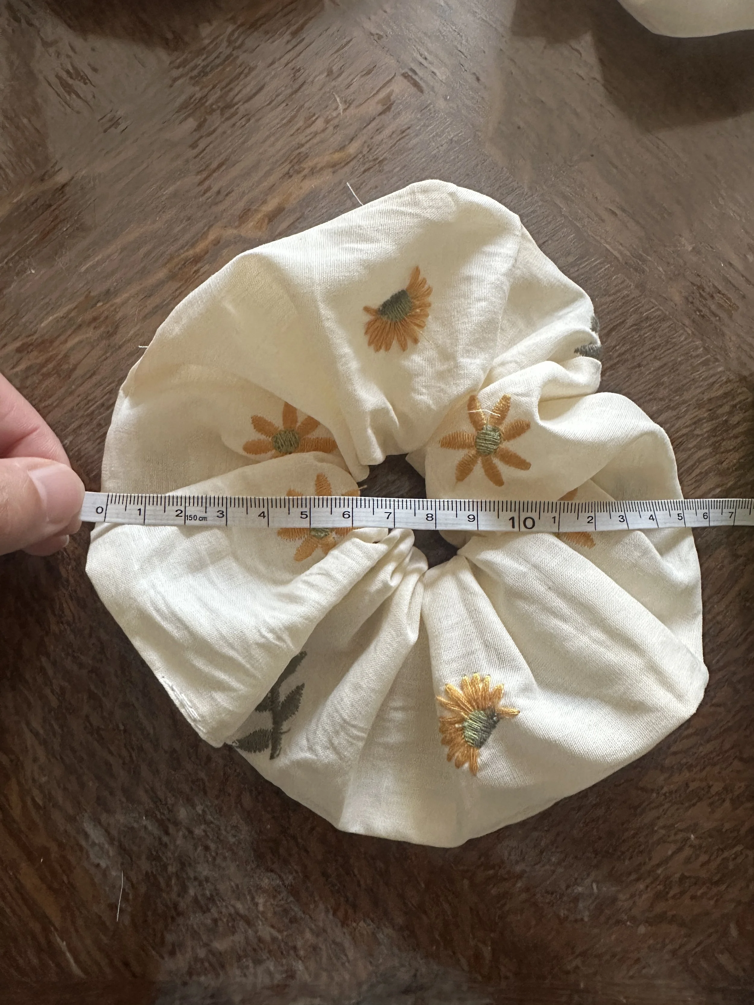 Scrunchie – Dandelion & Daisy Embroidery