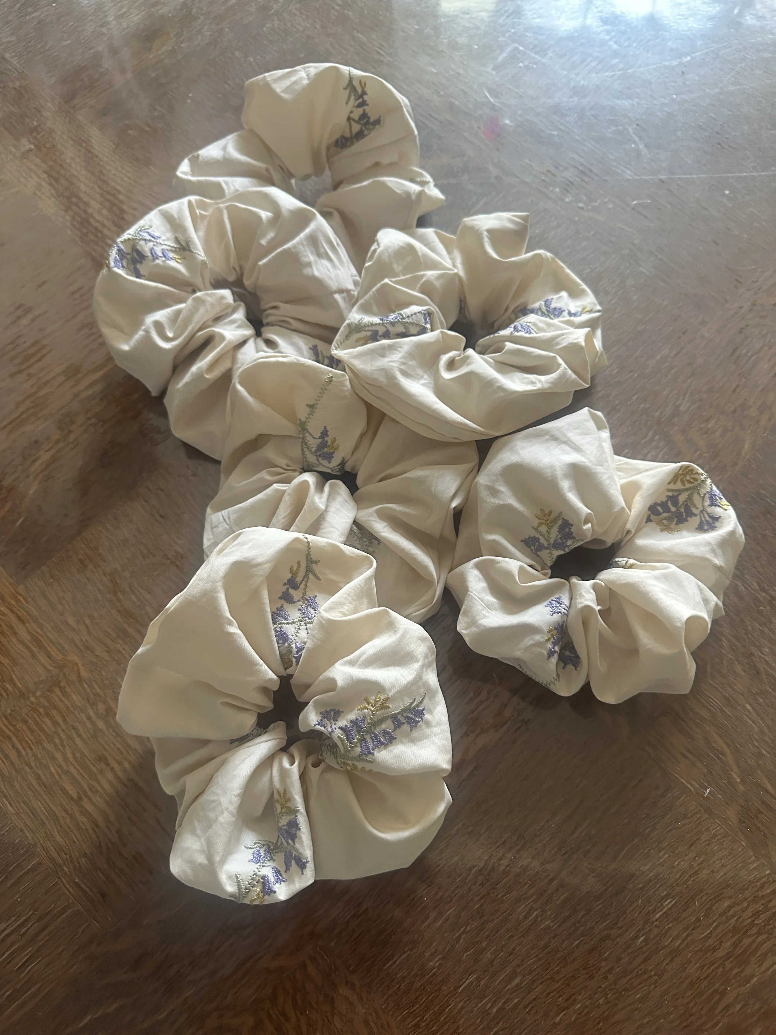Scrunchie – Bluebell Embroidery