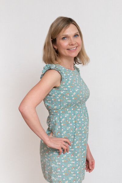 London headshot photography: 3/4 length image of woman in green and white dress