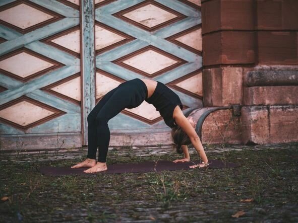 Let's have the courage to open our hearts over and over again. 💛
.
.
.
Yoga am Dienstag, 19:15 Uhr @heikebehlyogapilatescoaching
Im Studio und via ZOOM. 💛
Fokus: HERZ.

📸 DANKE ♡ @fabio.graphy 

#pranavinyasa #pranaflow #vinyasayoga #urdhadhanuras