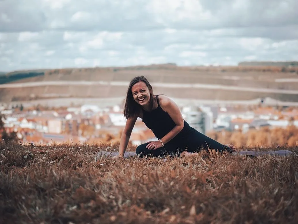Vielen lieben Dank an alle Menschen, die in diesem Jahr an meinen Yogakursen teilgenommen haben. Liebsten Dank auch an alle Yogalehrerinnen und Firmen, deren Raum ich nutzen darf/durfte 🤍
Mir wurde heute bewusst, dass ich einfach schon seit 4!!! Jah