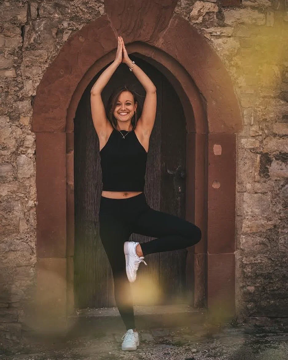 Vrksasana (der Baum) ist eine der &Uuml;bungen, die uns dabei unterst&uuml;tzt, mehr Gleichgewicht zu kultivieren. Sie kann aber auch einiges &uuml;ber uns aussagen: Wenn gerade viel in unserem Inneren los ist, wir mit unseren Gedanken st&auml;ndig w