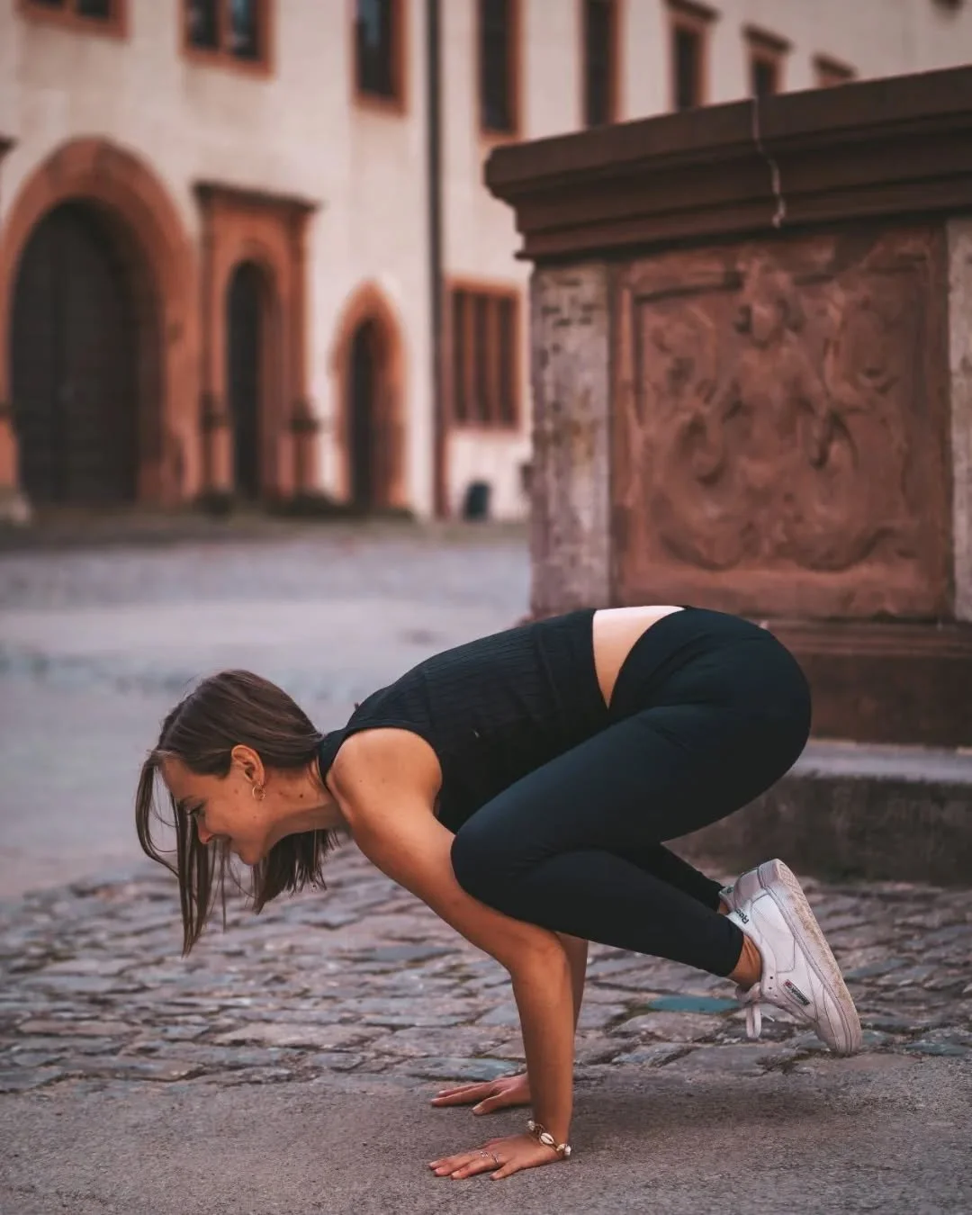 Nicht alles ist immer so, wie es scheint. Sieht man das Foto, dann k&ouml;nnte man meinen, dass mir die Asana-Haltung ganz leicht f&auml;llt. Dabei hat @fabio.graphy einfach nur im richtigen Moment abgedr&uuml;ckt. Die Kr&auml;he kann ich n&auml;mlic