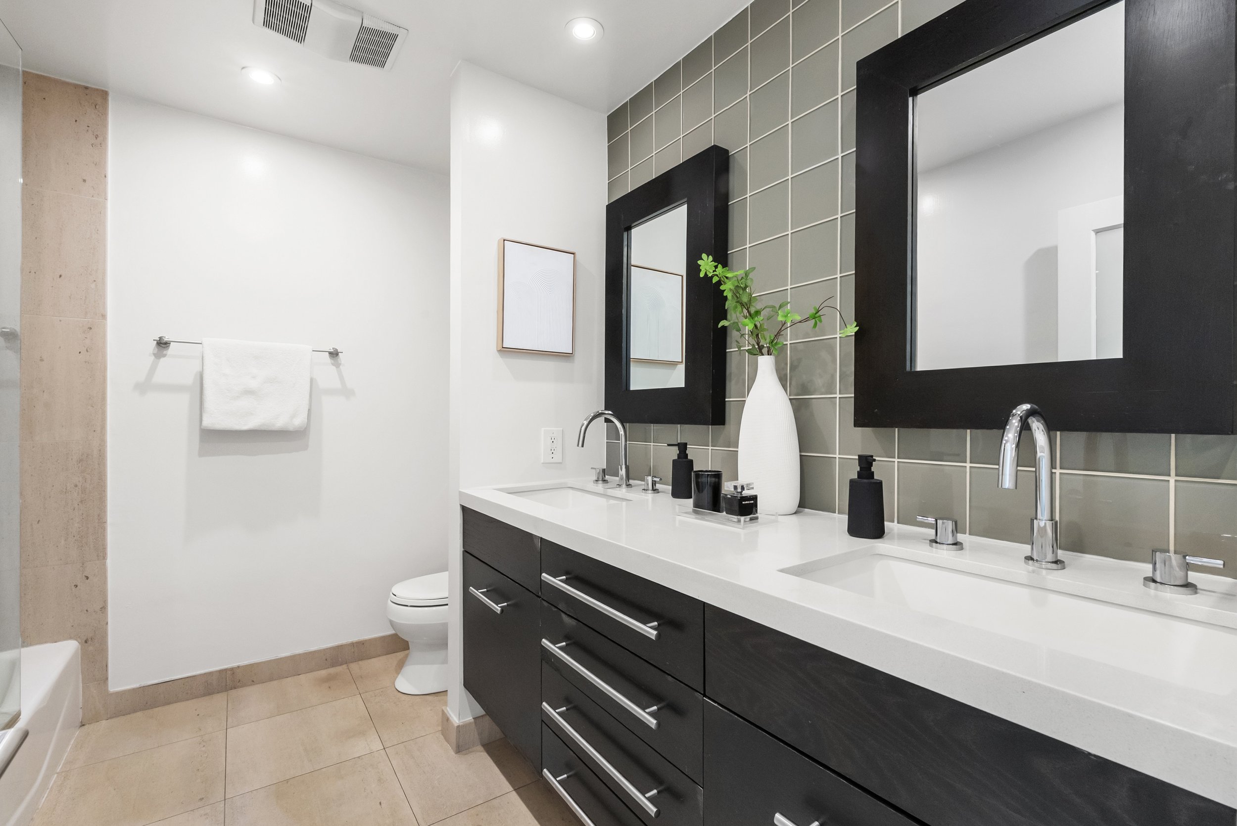 15 Bathroom.jpg