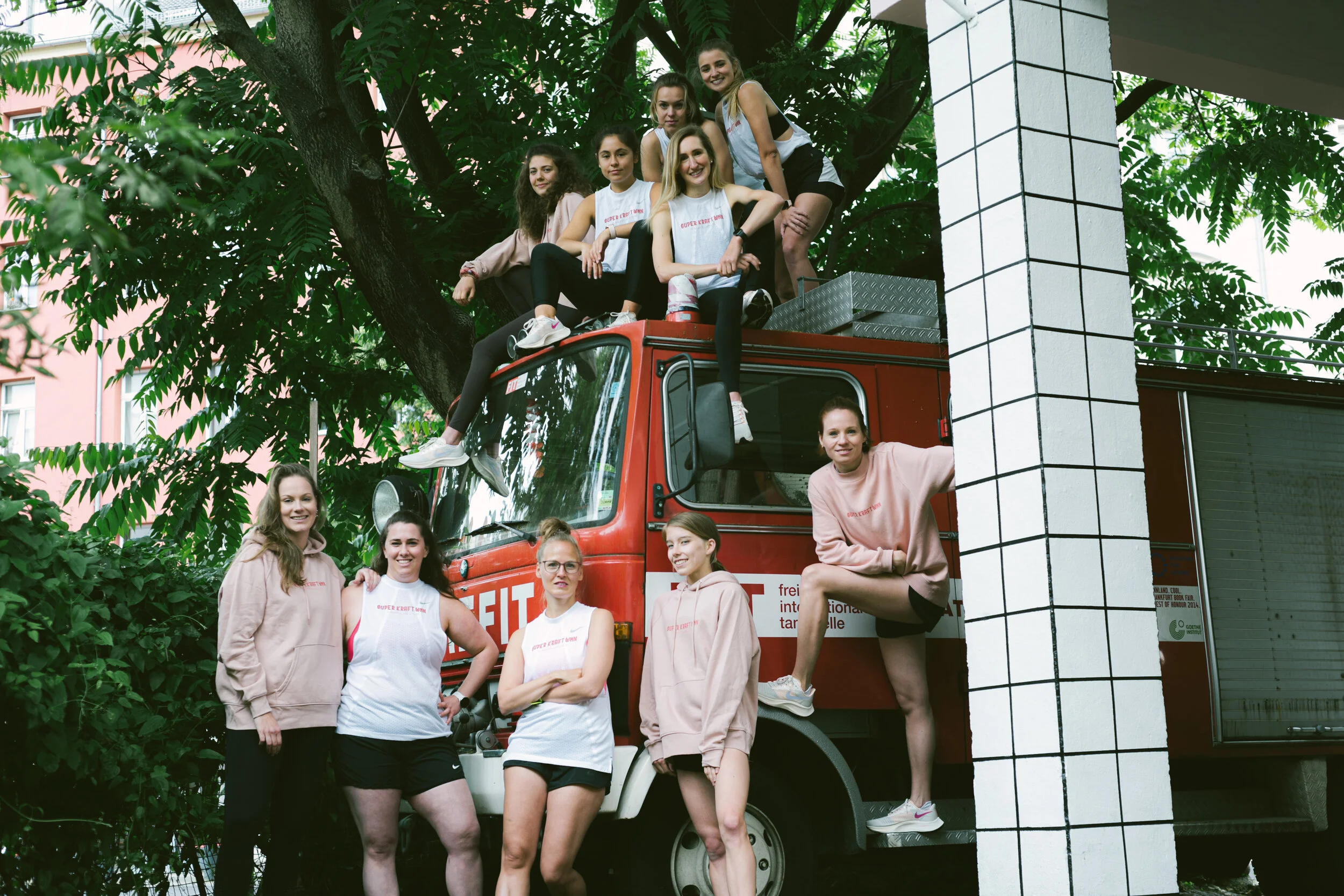 BORDER TO HEL - 400KM, 13 FRAUEN, 1 TEAM