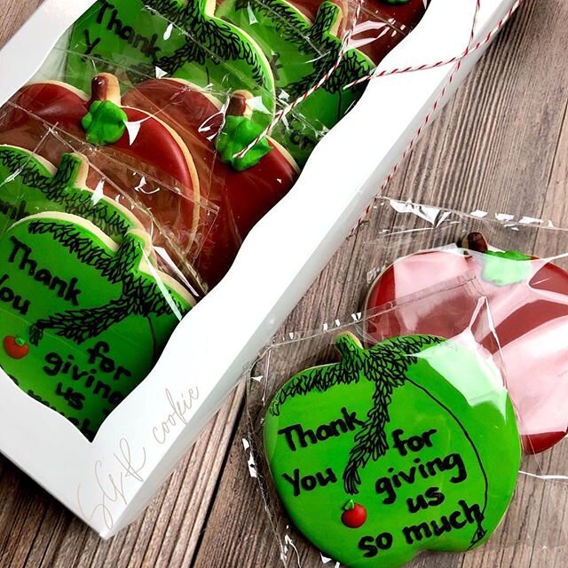 Yesterday was the last day of school for our district. A special teacher received some of my favorites gifted from her class and this @brpboxshop packaging was the perfect complement🍎 #sgrcookie &bull;
&bull;
&bull;
&bull;
&bull;
#cookie #cookies #c