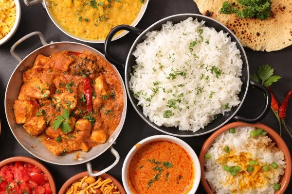Verschiedene indische Gerichte aufgetischt in einem Restaurant in Hannover