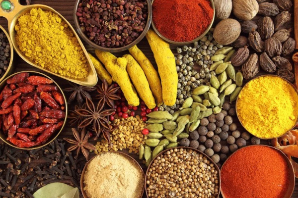 Verschiedene indische Gewürze auf einem Tisch