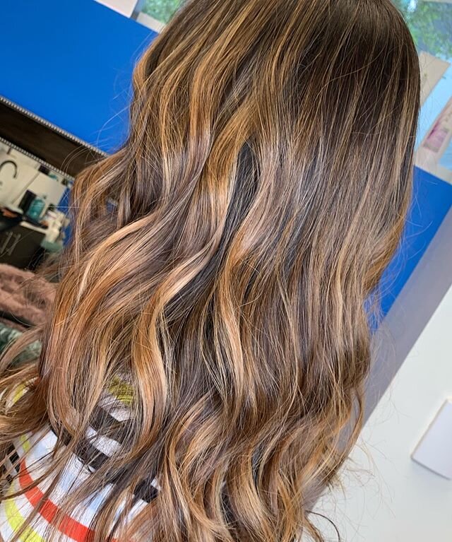 I don&rsquo;t know who needs to hear this but Happy SUNDAY! Honey 🍯  balayage on one of our essentials #tb #balayage . .
.
.

#mastercolorist  #btc #entrepreneur #travelblog #behindthechair #saltlife  #miami #beautytrends #beautyinfluencer 
#beautyp