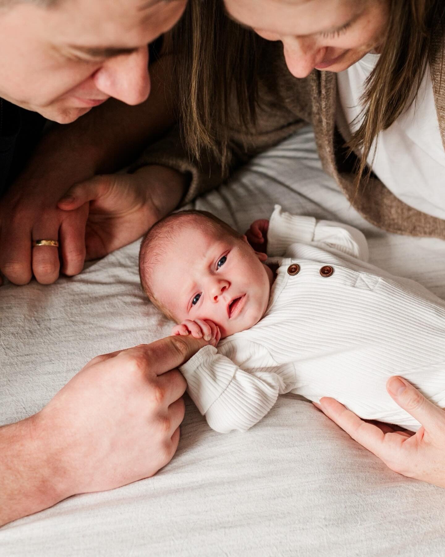 Max 💙 

Congratulations Erin and Zach on your newest addition he&rsquo;s adorable and it was an absolute delight photographing your sweet family.

For those thinking about scheduling their own lifestyle newborn session, here are some tips to make a 