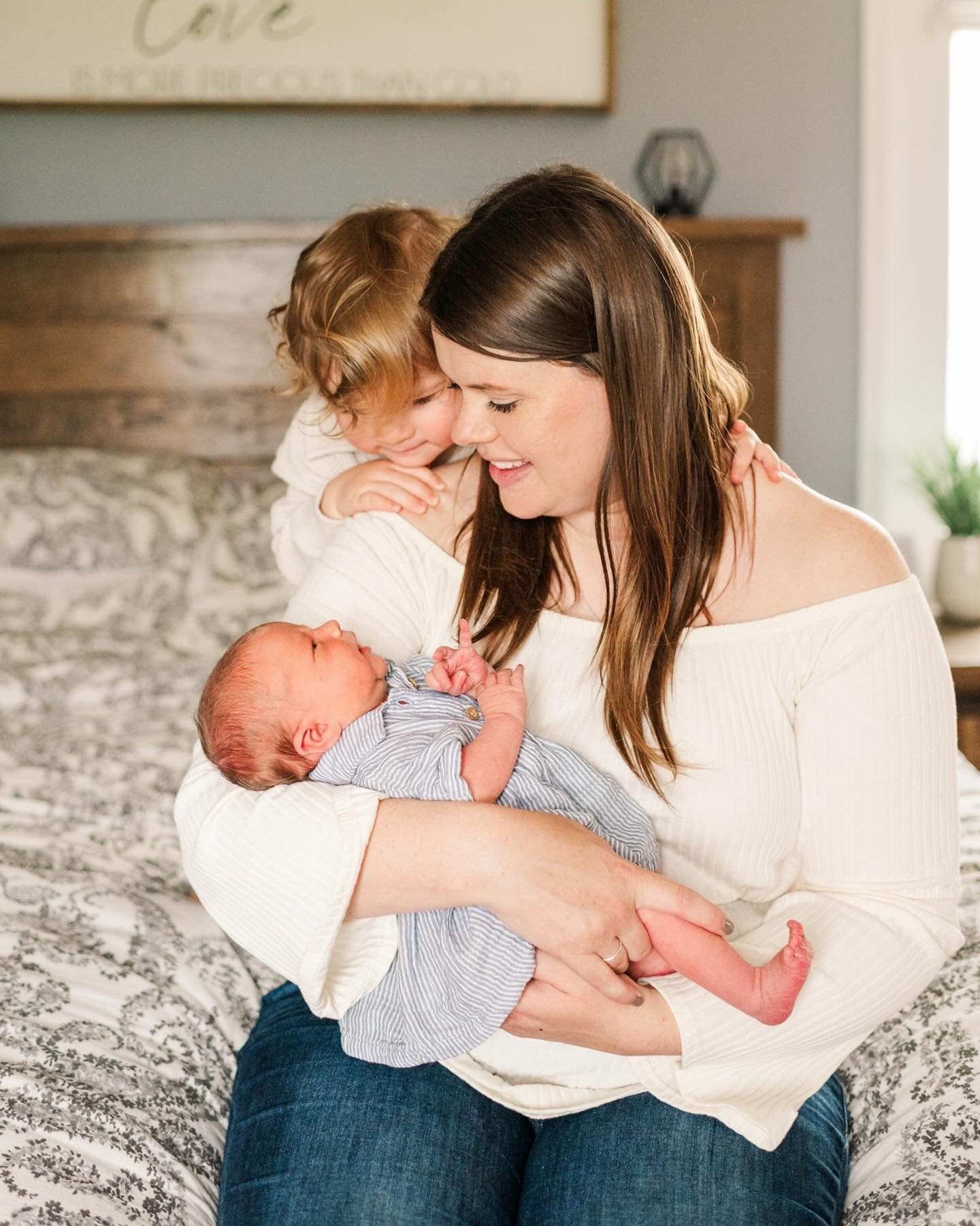 Everley 🌸

Capturing precious moments with beloved clients turned friends is truly heartwarming. I love seeing their little family grow! Welcome to the world, sweet girl! 💕
