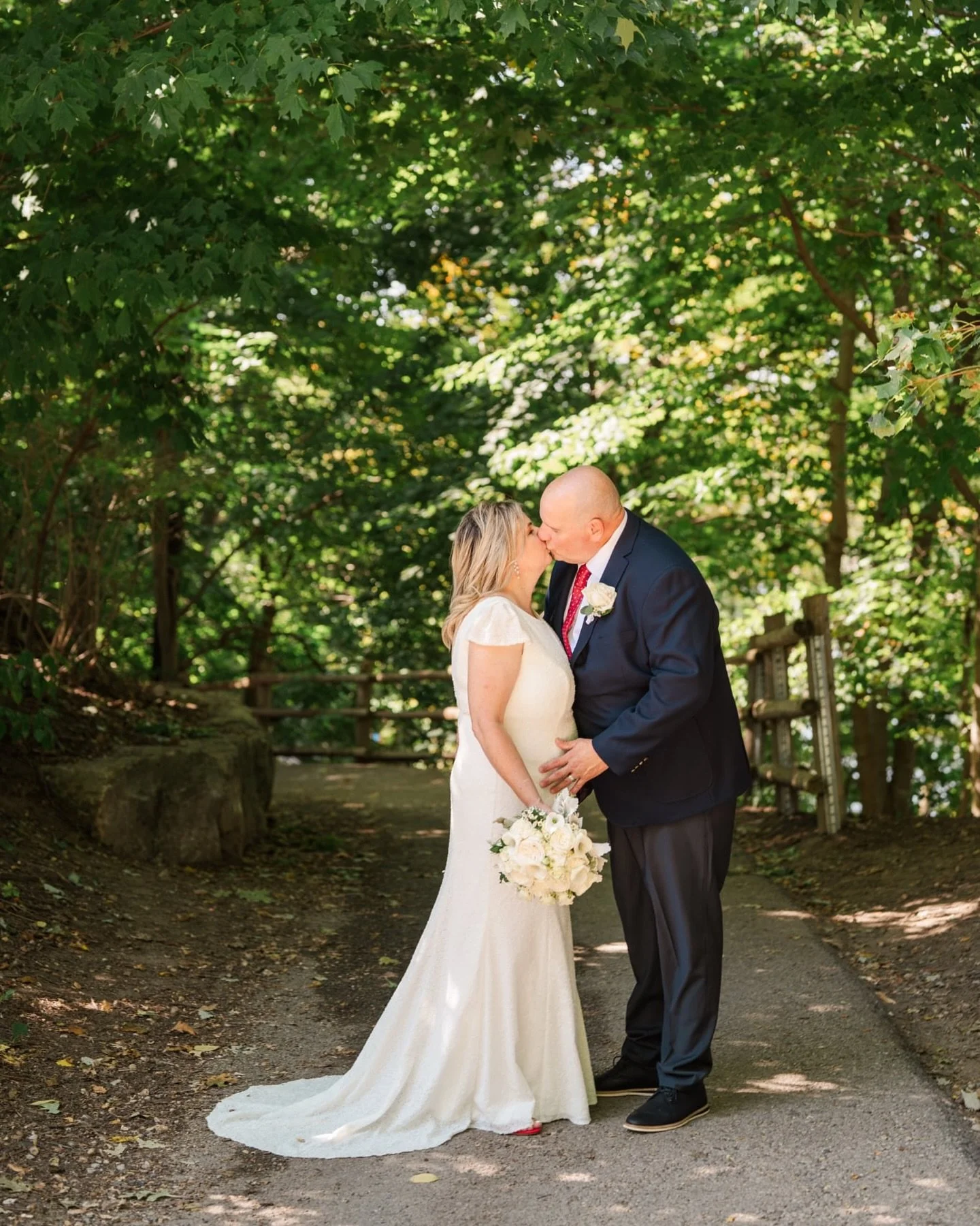 Joanne and Pompeo chose a quiet weekday to get married at the London Courthouse, followed by a few photos at Civic Gardens with their closest people.

Such an easygoing, love-filled day. Proof that small celebrations can be just as meaningful. 🌿
