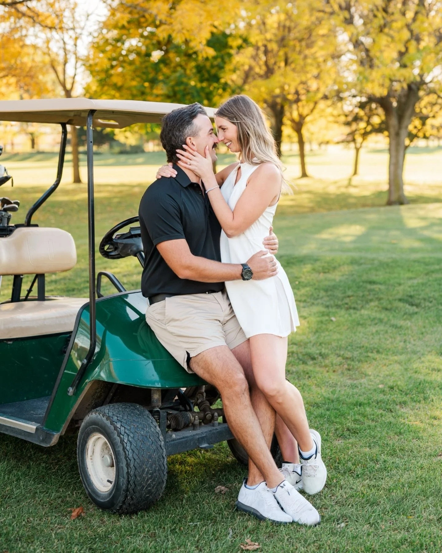 Kassie + Kyle 🤍

We started the evening at Exeter Golf Club in golf attire, which felt very fitting for these two and such a natural way to kick things off. It gave the whole session an easy, relaxed feel right from the start.

As the evening went o