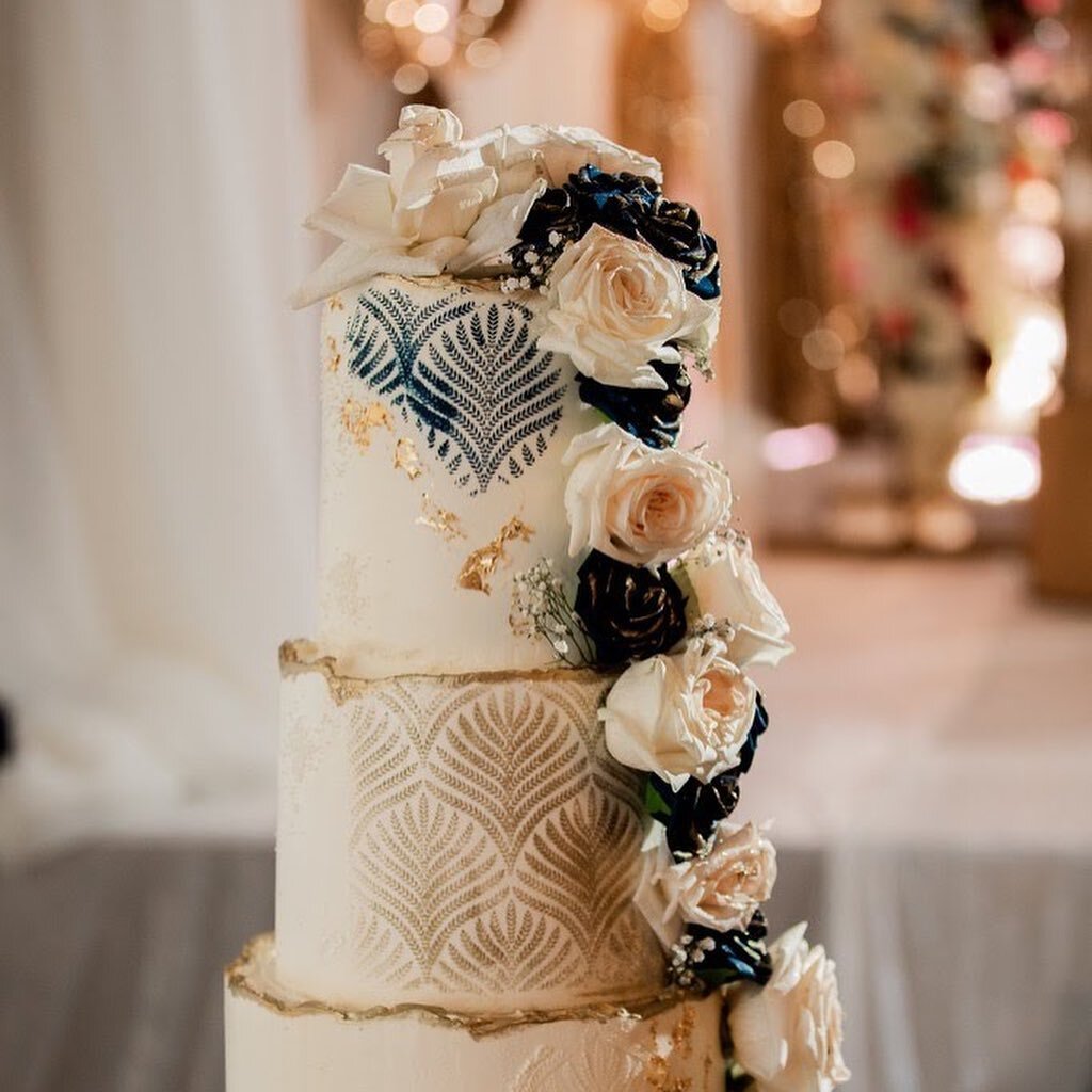 @hnmphotoz ✨ 

Throwback to this wedding cake, I loved the dark navy color on this one 💙 🥂

@caking_it_up harvest stencil 
@slofoodgroup gold leaf