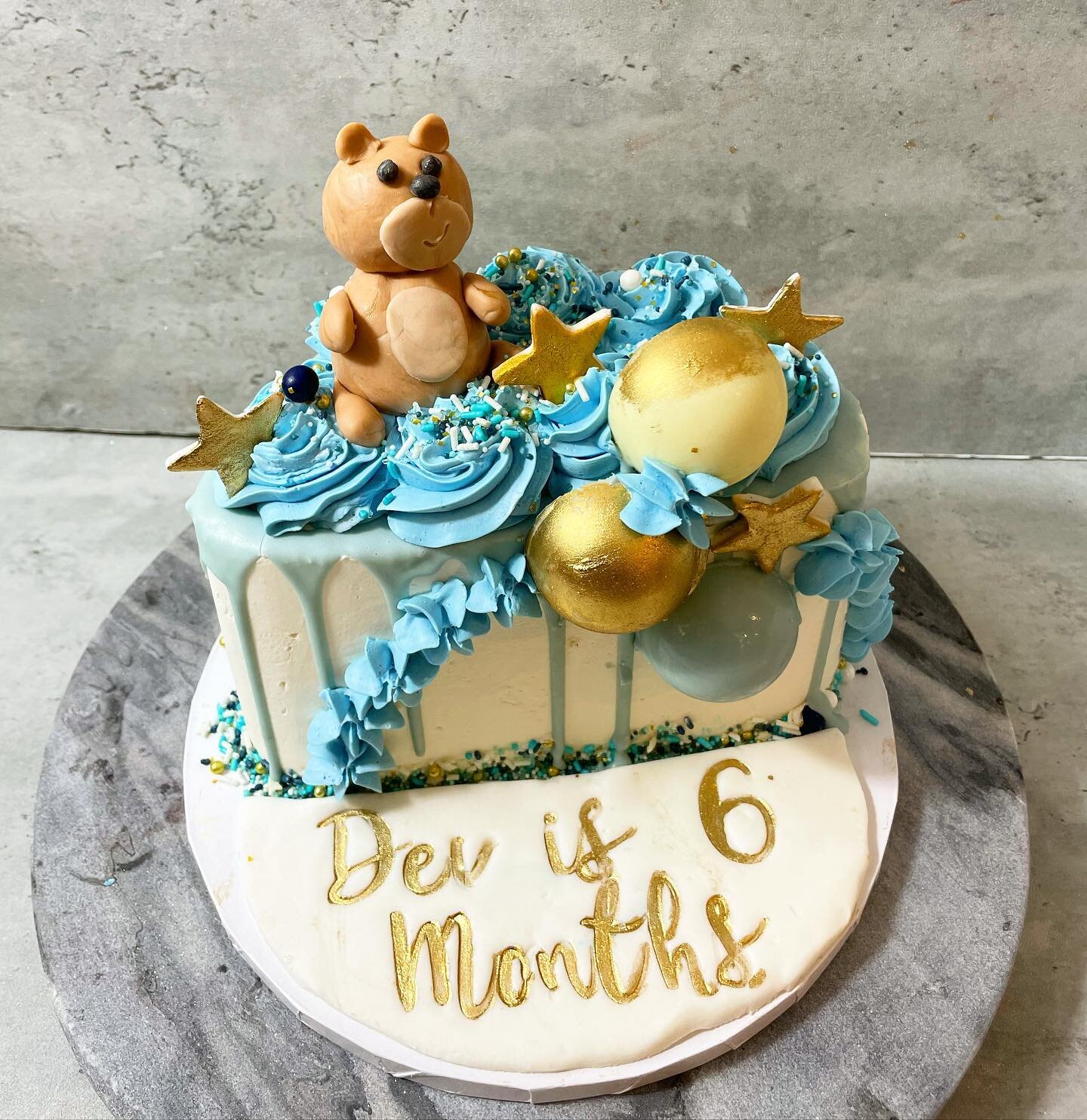 What a cute half birthday cake! 💙🐻⚪️✨🍼

I&rsquo;m going to start practicing some things with fondant (I will never ever make full on fondant cakes, not my thing. But making decorations with it sometimes is fun, though super difficult for me...) 

