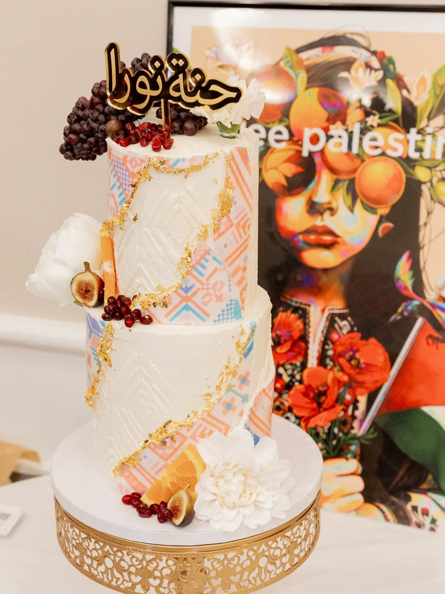 Henna cake, one of my favorites I&rsquo;ve ever done! This was for my besties Henna last year. I loved bringing in different texture details, fruits, and textiles from her Palestinian heritage 🧡

Topper from @twochicksandaparty 

#hennacake #customc