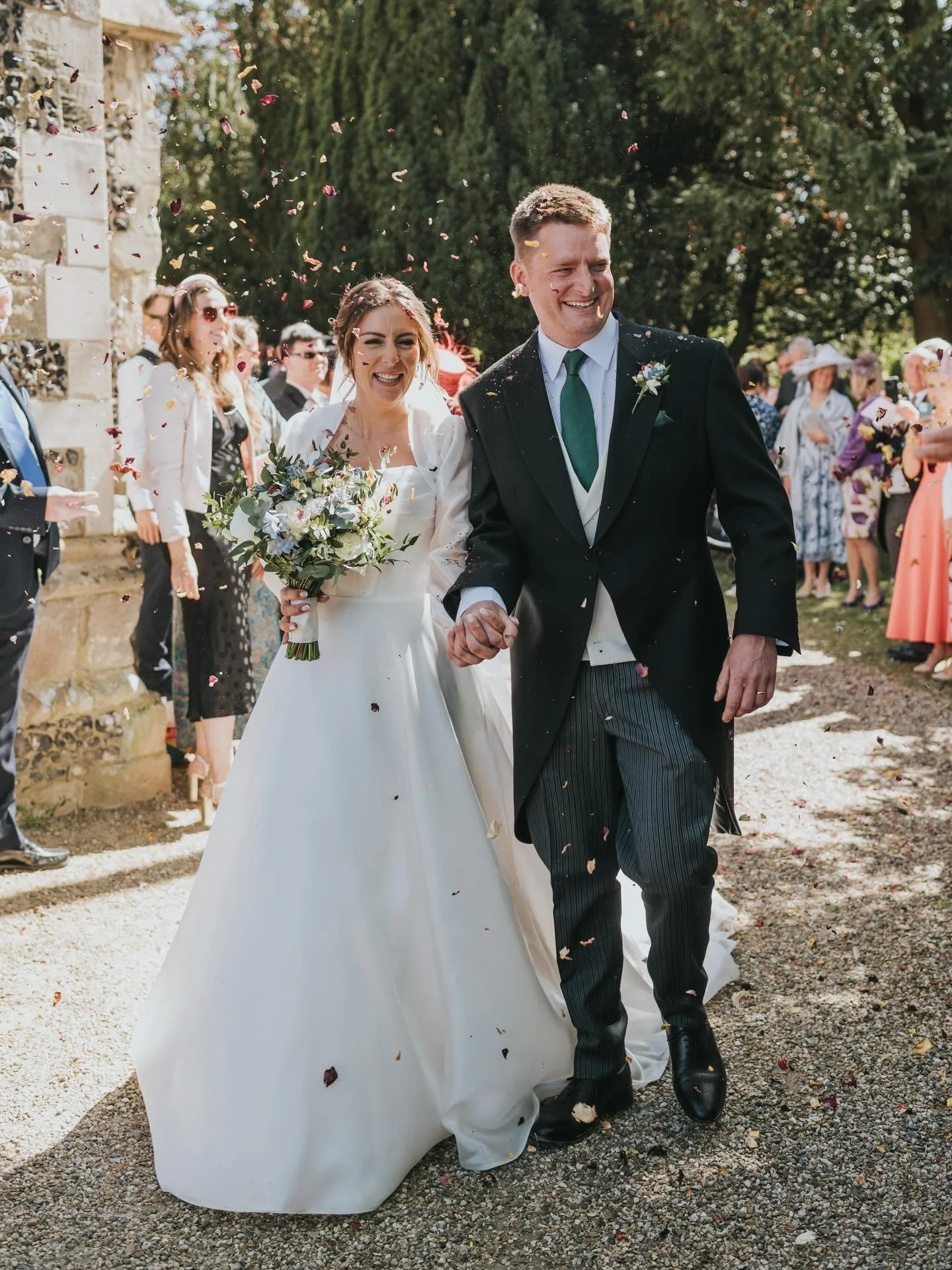 Congratulations to Rosie &amp; Hew who got married yesterday! What a gorgeous day with the most amazing marquee, epic band and stunning florals 💕

📹@relivetheromance 
📱@themysteryguestuk 

#essexwedding #essexweddingphotographer #marqueewedding #c