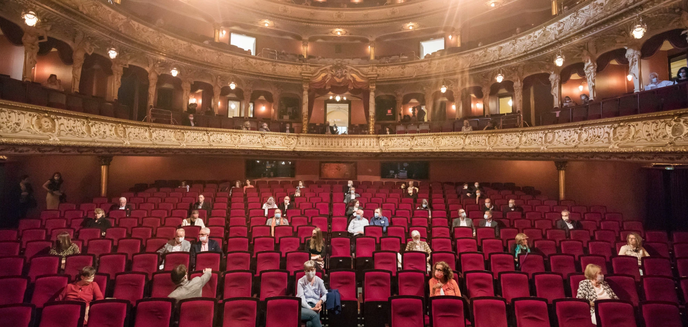 German theater cautiously restarts live concerts