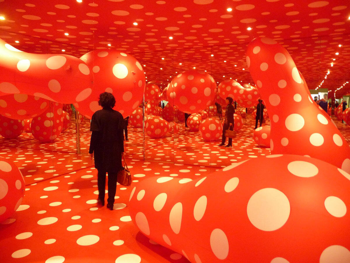 Kusama-Yayoi_infinity-mirrored-room-dots-obsession_1998_peinture-miroirs-ballons_maisonrouge-frac-Toulouse.jpg