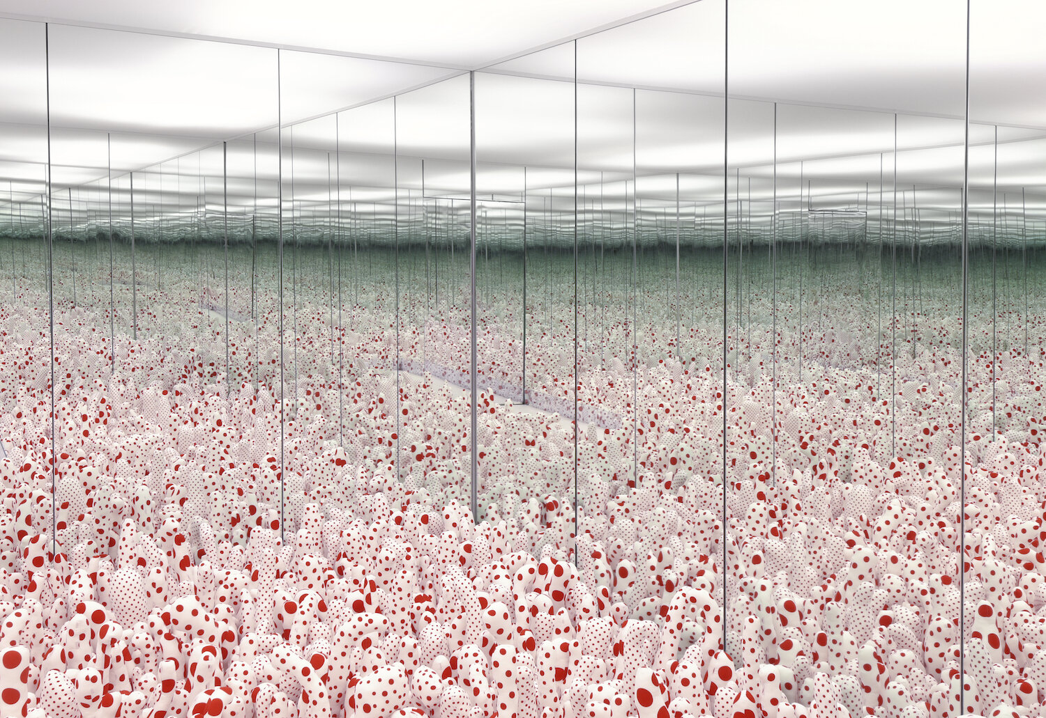 Kusama-Infinity-Morrored-Room-Phallis-Field-Floor-Show-installation-3.jpg