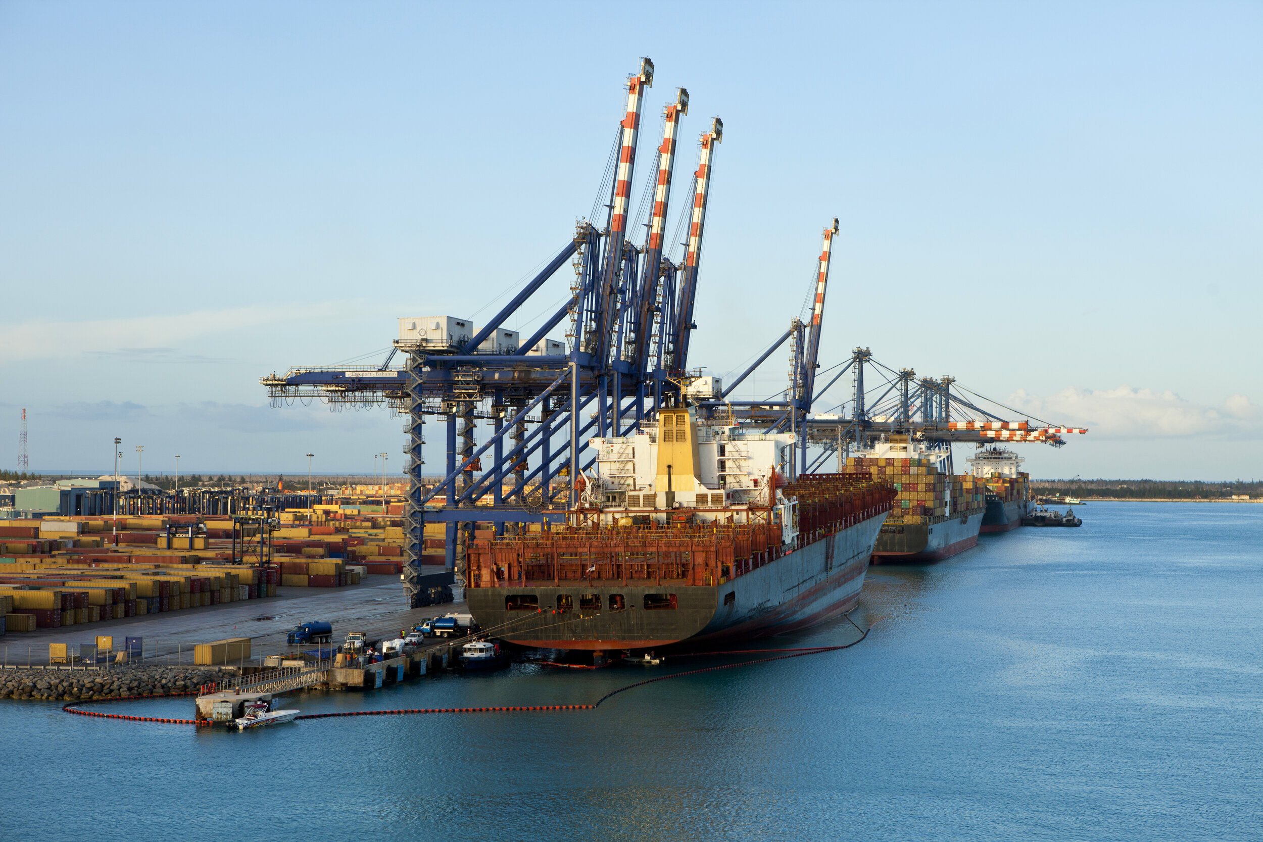 ships-loading-in-grand-bahama-PMXQ9UX.jpg