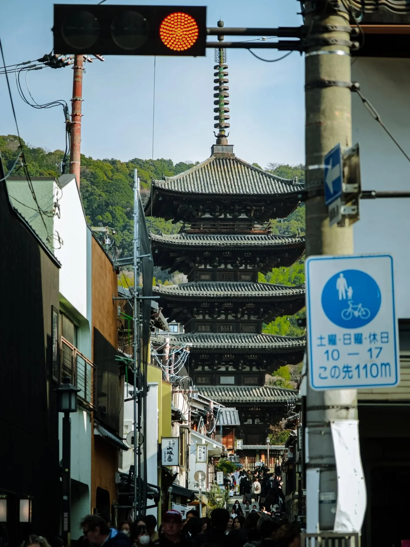 Higashiyama district is one of Kyoto's best preserved historic districs, a mix of hundreds of tourists, narrow alleys, wooden buildings and traditional shops 

#yasakapagoda #higashiyama #oldkyoto #japanexperience #fujixseries