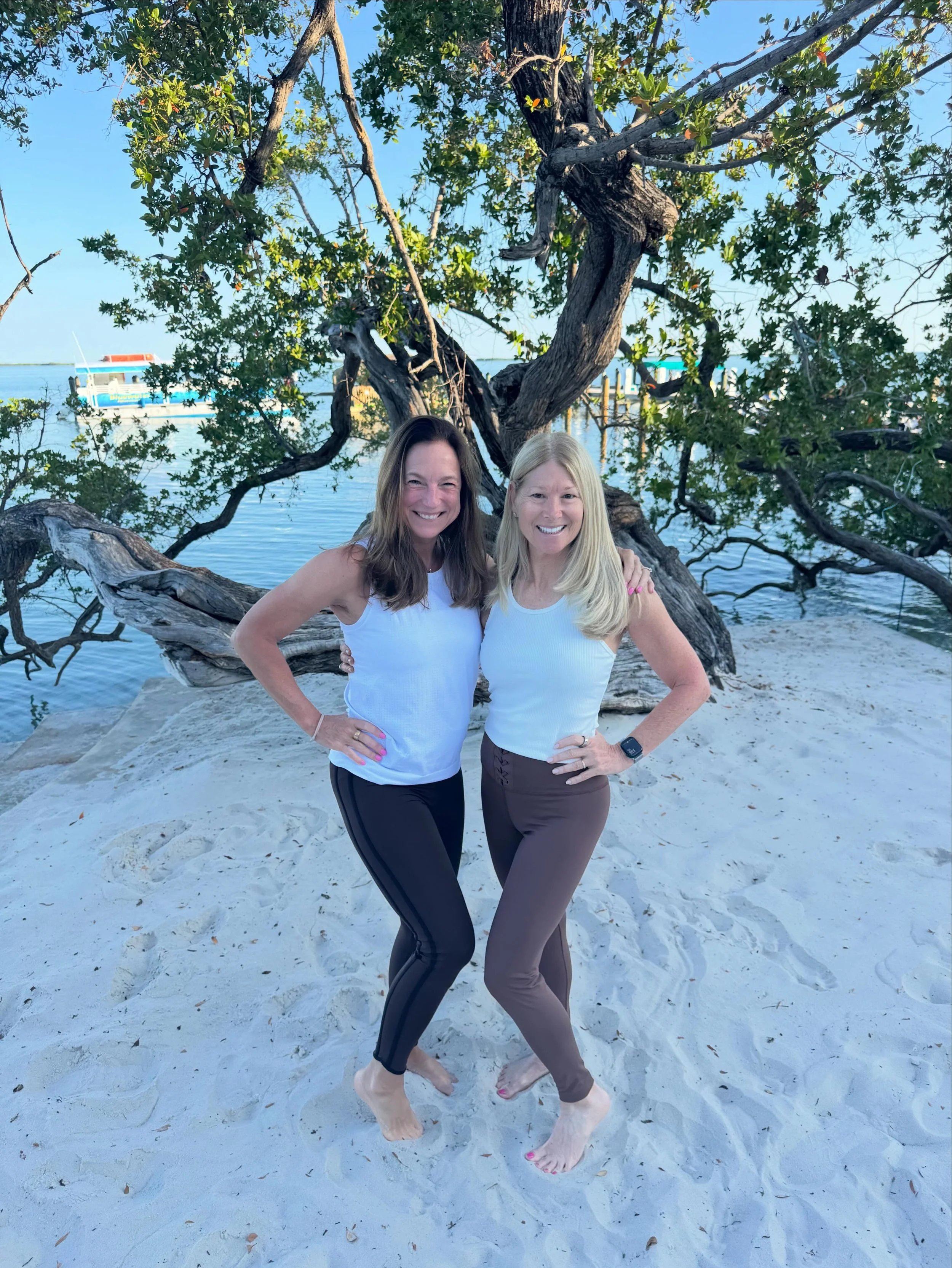 Love twinning with @ginac1234!!🤎🤎🤎 #strutthisstyle #brownleggings #whitetanktop