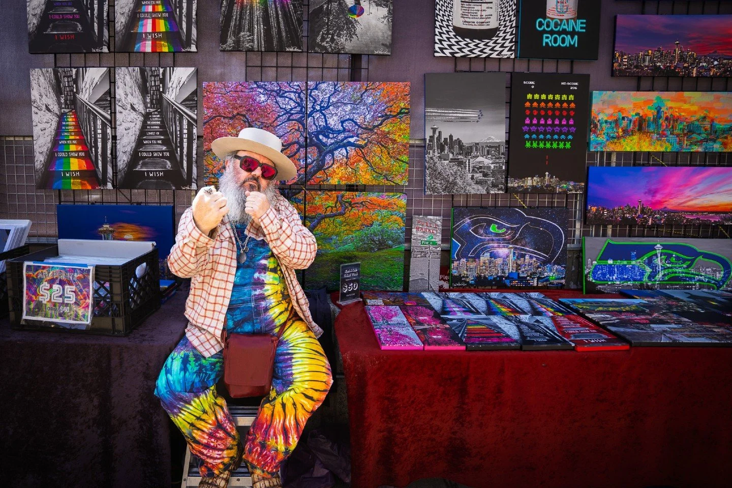 When a scene is just too vibrant to pass up! 🤩 As many of you know, I don't usually consider myself a people photographer, but the energy of this artist at @PikePlaceMarket in Seattle was absolutely irresistible.  From the tie-dye outfit to the incr