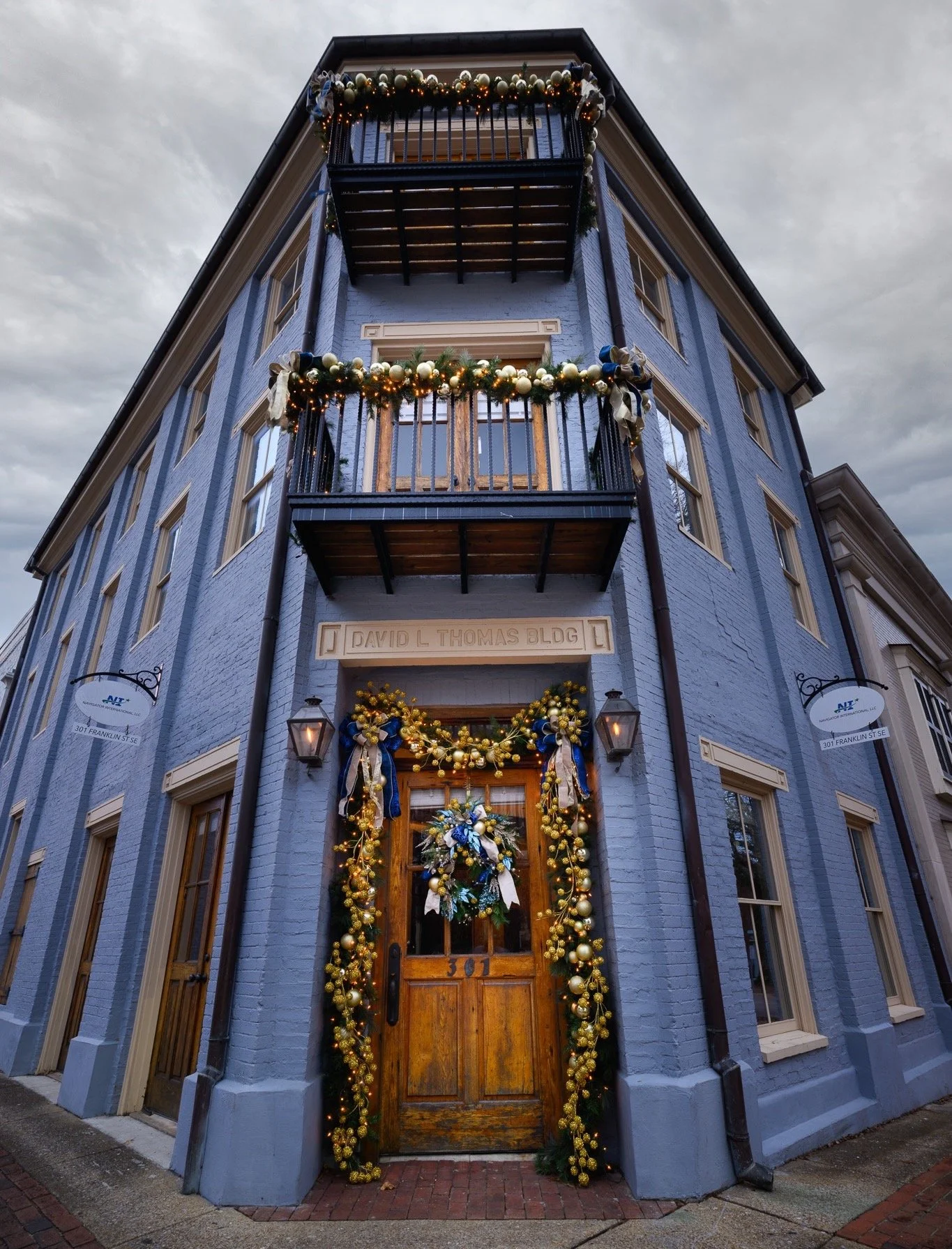 Walking through downtown Huntsville never loses its charm, especially during the holidays. ✨  The David L. Thomas building on Franklin Street is looking particularly festive this year!  There is something so classic about the blue brick paired with g