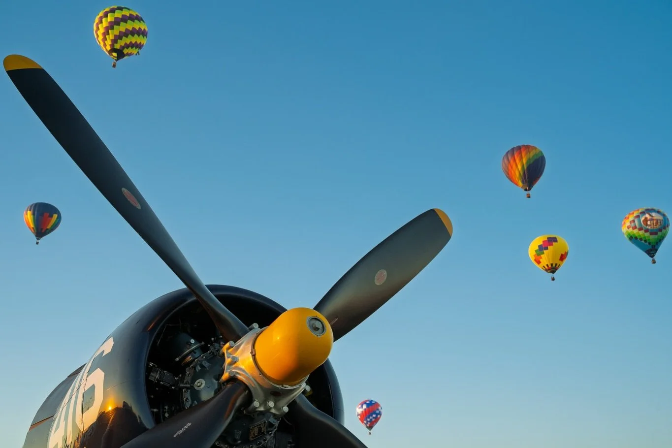 The weather at Sun &rsquo;n Fun this year was basically a choice between two extremes: either I was getting blinded by a lens flare sunstar or a 7-story-tall hot air balloon was drifting into my frame. ☀️🎈

Every single morning was a choice: &ldquo;