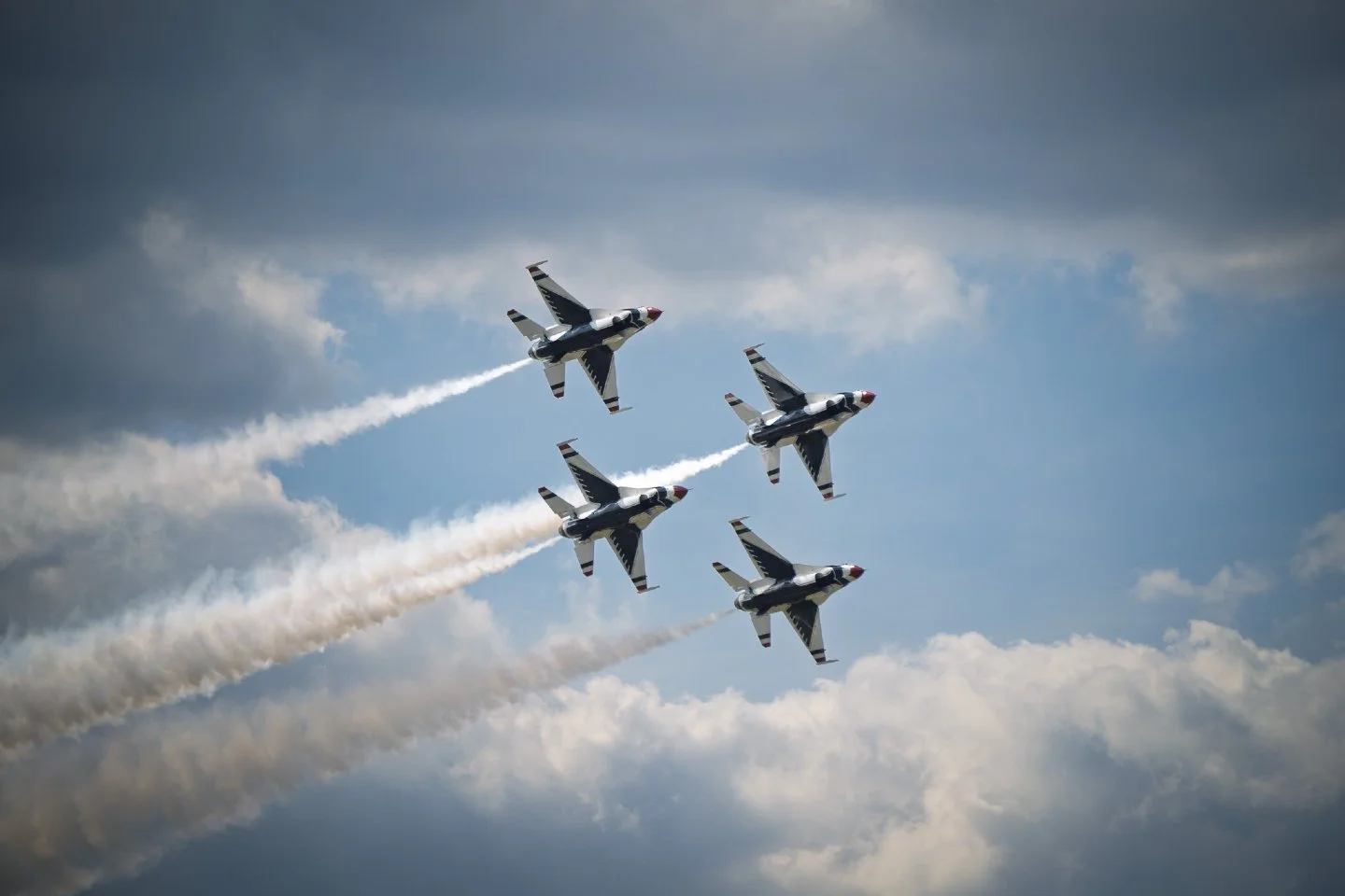 Precision at its absolute peak. ⚡️ The USAF Thunderbirds brought the thunder to Lakeland for Sun 'n Fun, locking into this tight diamond formation against a heavy Florida sky.  There is zero margin for error when you&rsquo;re flying inches apart at t