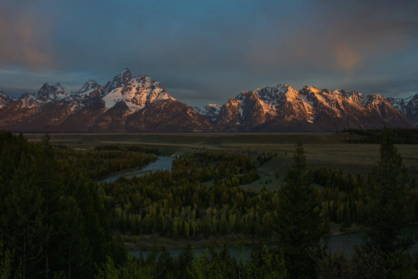 Watching the first light hit the Tetons never gets old. 🏔️ We arrived at Snake River Overlook well before dawn to secure our spot and wait for the magic to happen.  The crisp mountain air is always a shock to the system but completely worth it. 🌲  