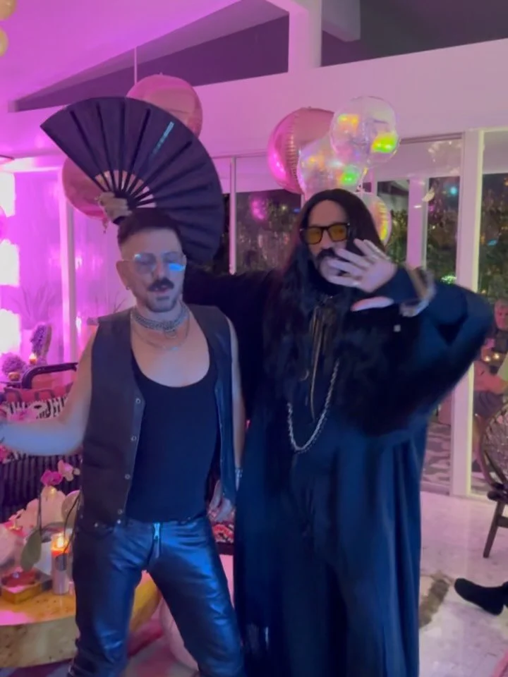 LOVE IS IN THE AIR 💗💗 Tis the season to take a moment to give and receive the highest heart vibration of LOVE!  Leave a 🩷 in the comments to elevate the LOVE energy! 

#SPELLBOUNDSKY
#PALMSPRINGS 
is open  11:00-5:00
this weekend. 
drop by, say hi