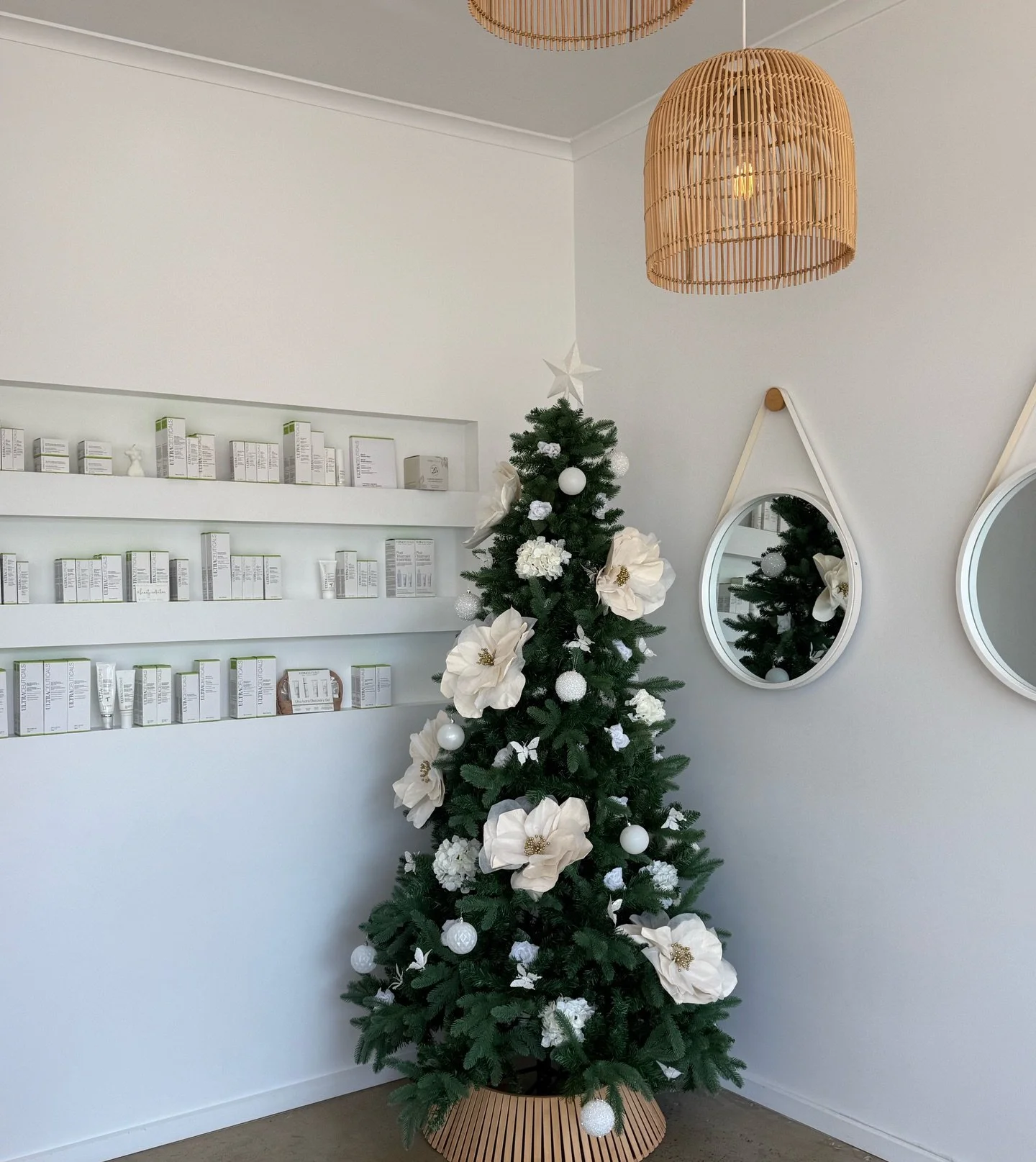 Purchase a gift voucher from us this Christmas &amp; go into the draw to win a Signature facial valued at $185 + an Ultraceuticals product 🖤