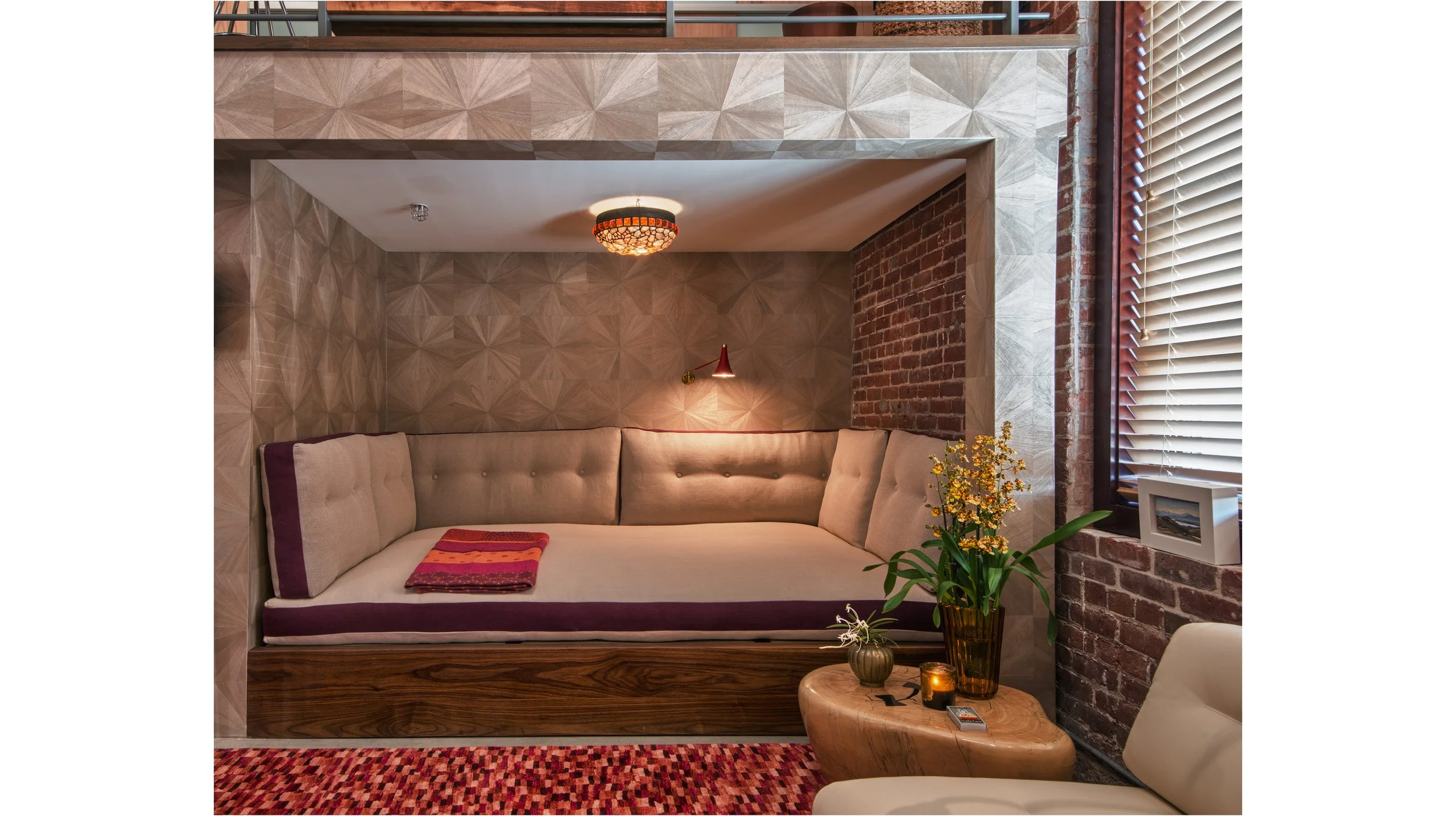 BOUDOIR
Reading nook functions as guest room