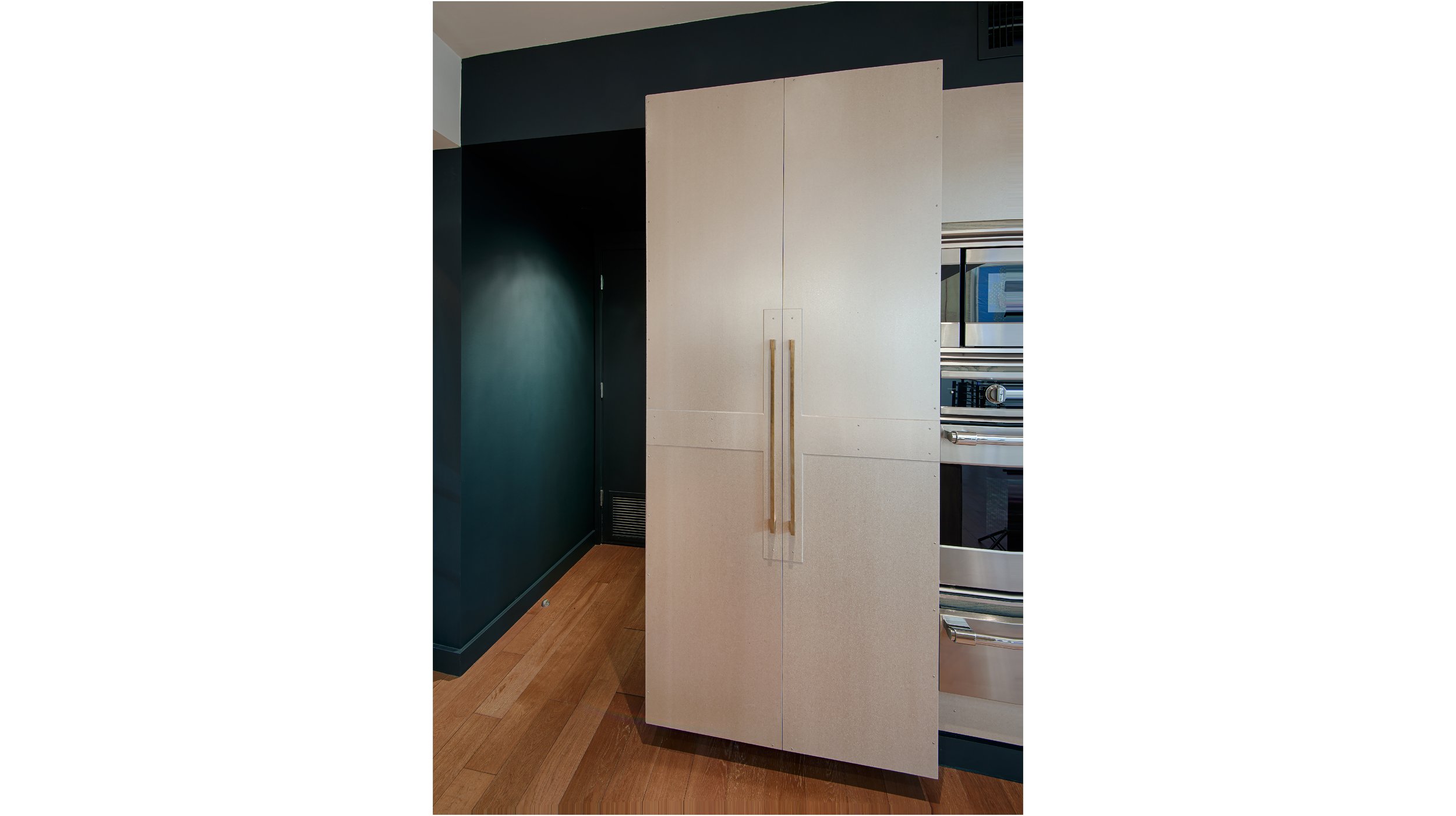 PANTRY
Pantry was added with panels of pressed mica assembled in a geometric pattern. Sun Valley Bronze hardware was installed.