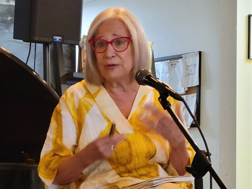 María Elena Corrales presenta: “Desarraigos”